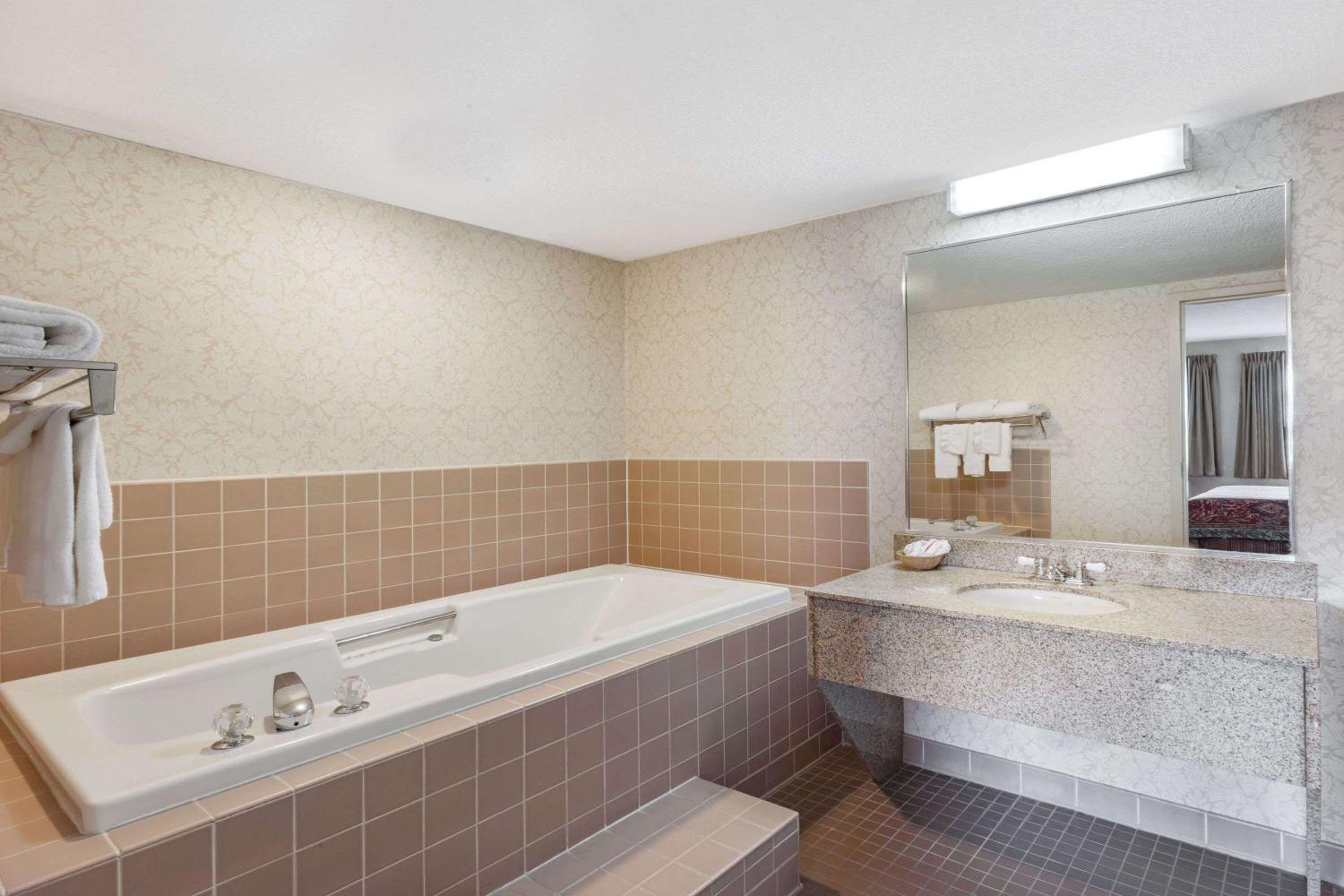 Winchester Vacations - Travelodge by Wyndham Winchester - Property Image 8