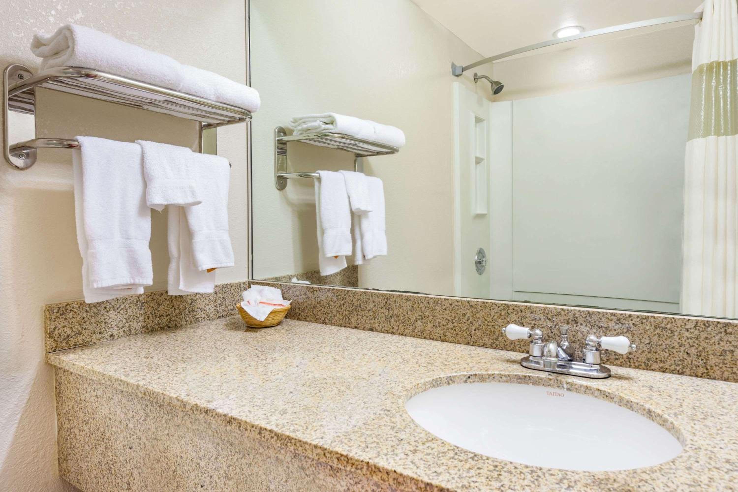 Winchester Vacations - Travelodge by Wyndham Winchester - Property Image 6
