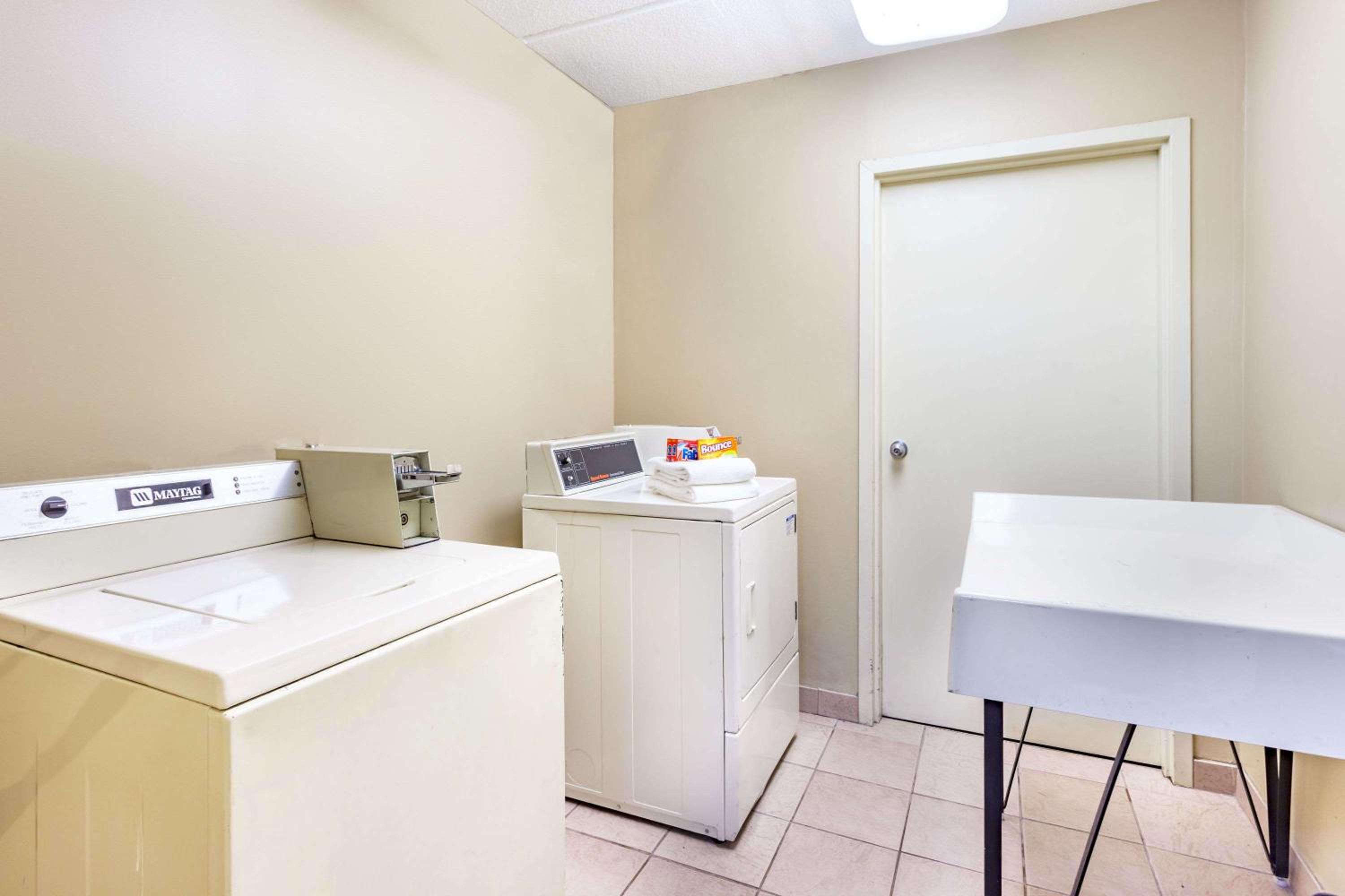 Winchester Vacations - Travelodge by Wyndham Winchester - Property Image 2