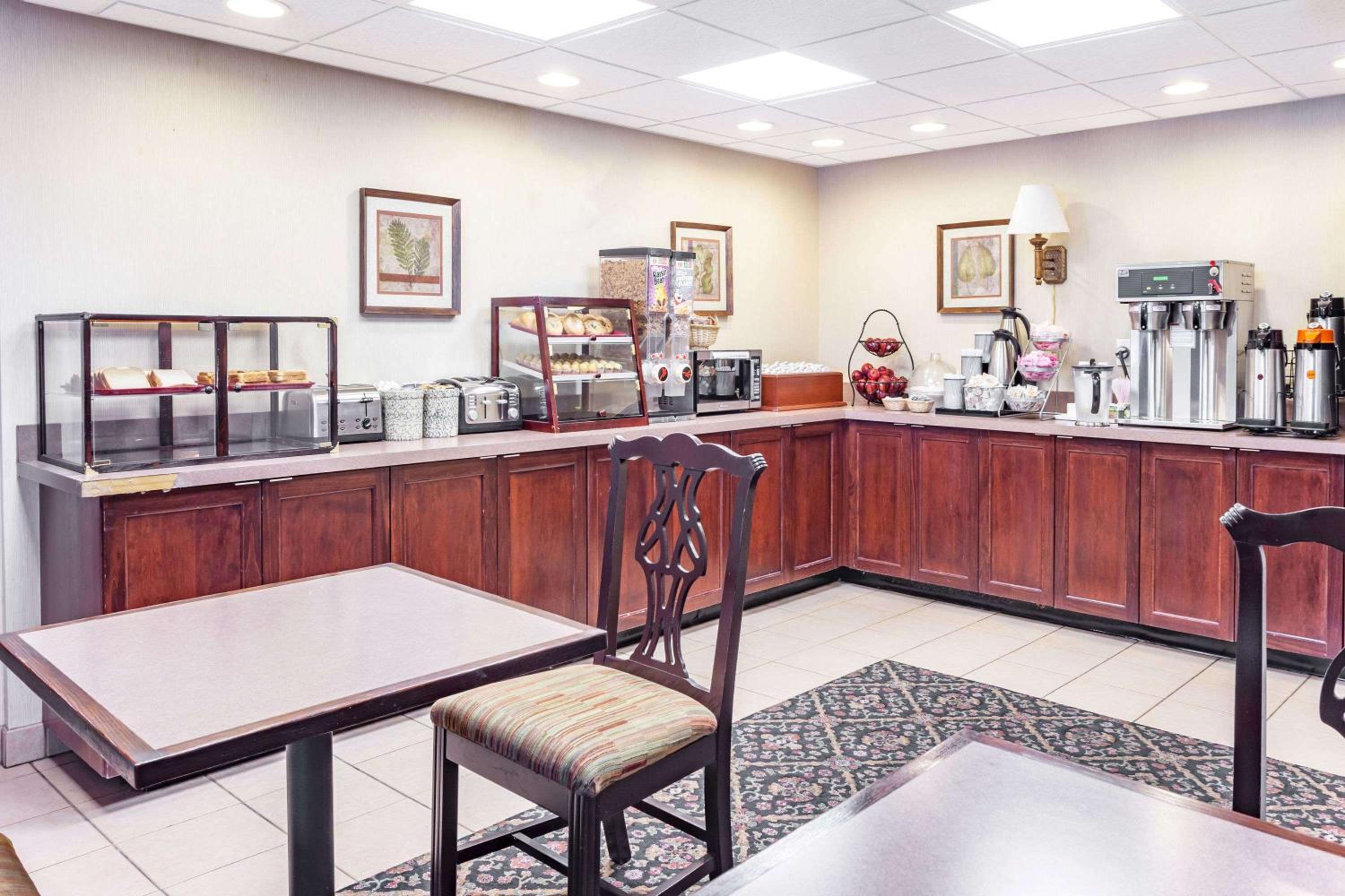 Winchester Vacations - Travelodge by Wyndham Winchester - Property Image 3
