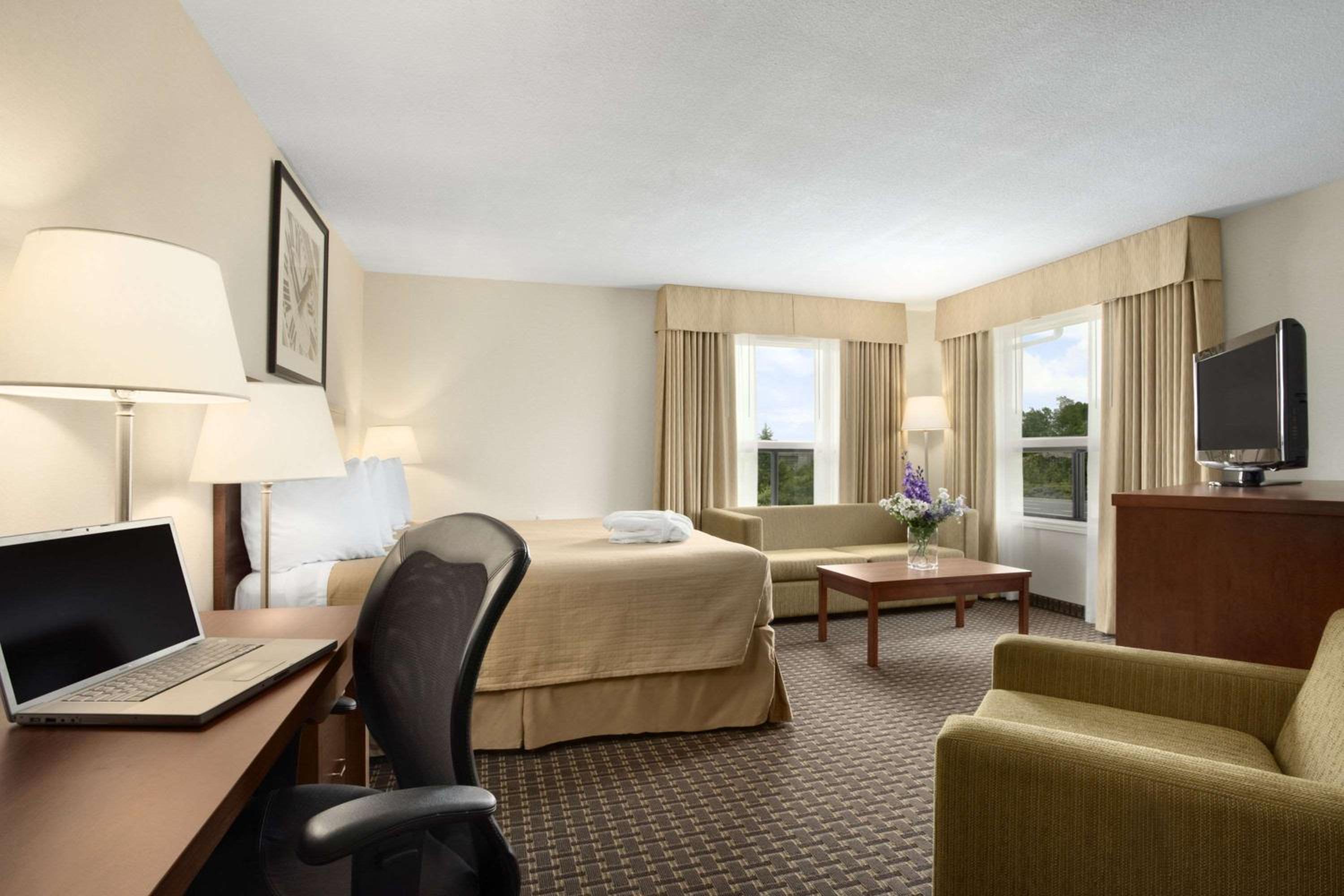 North Bay Vacations - Quality Inn - Property Image 23
