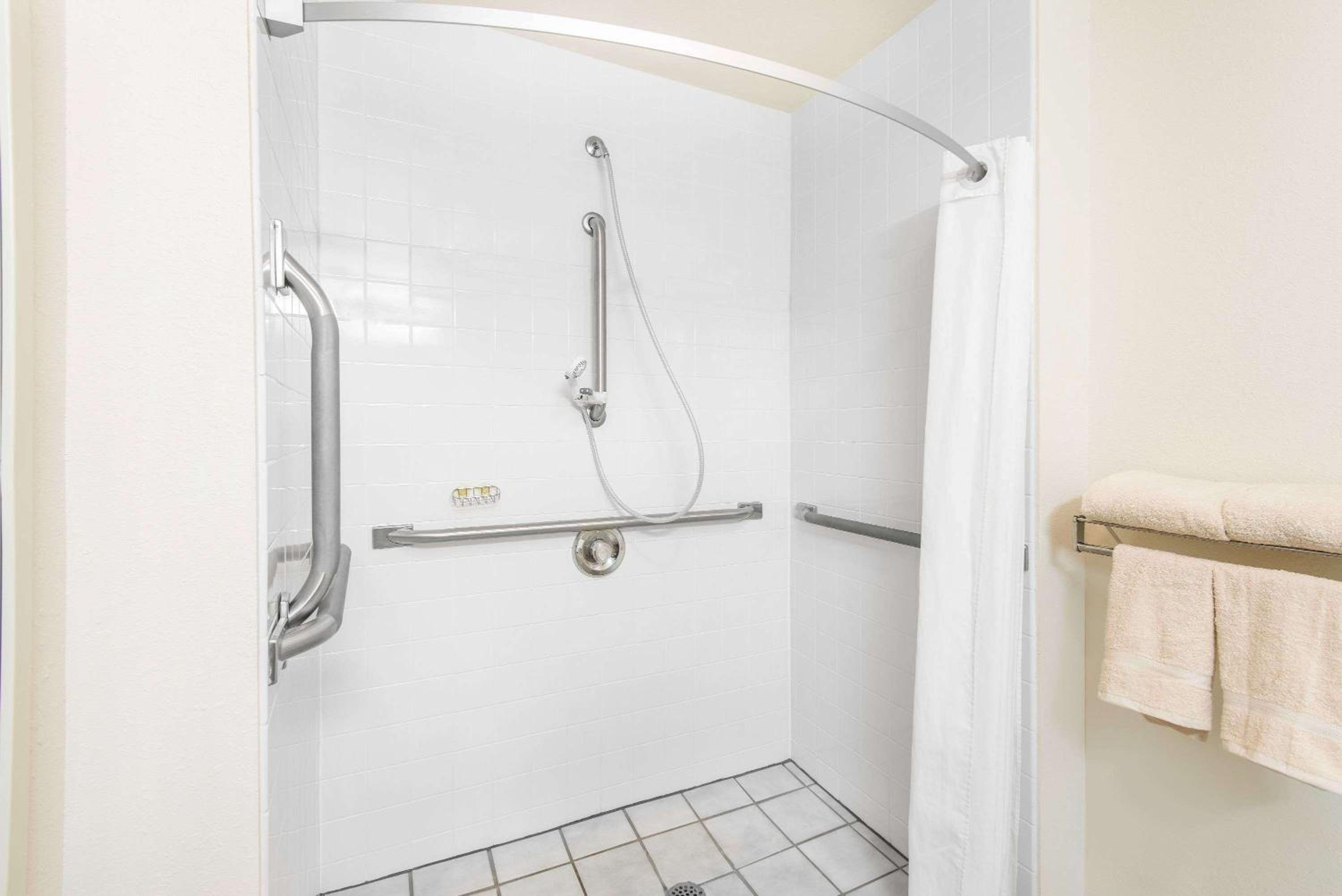 Super 8 by Wyndham West Middlesex/Sharon Area view 3
