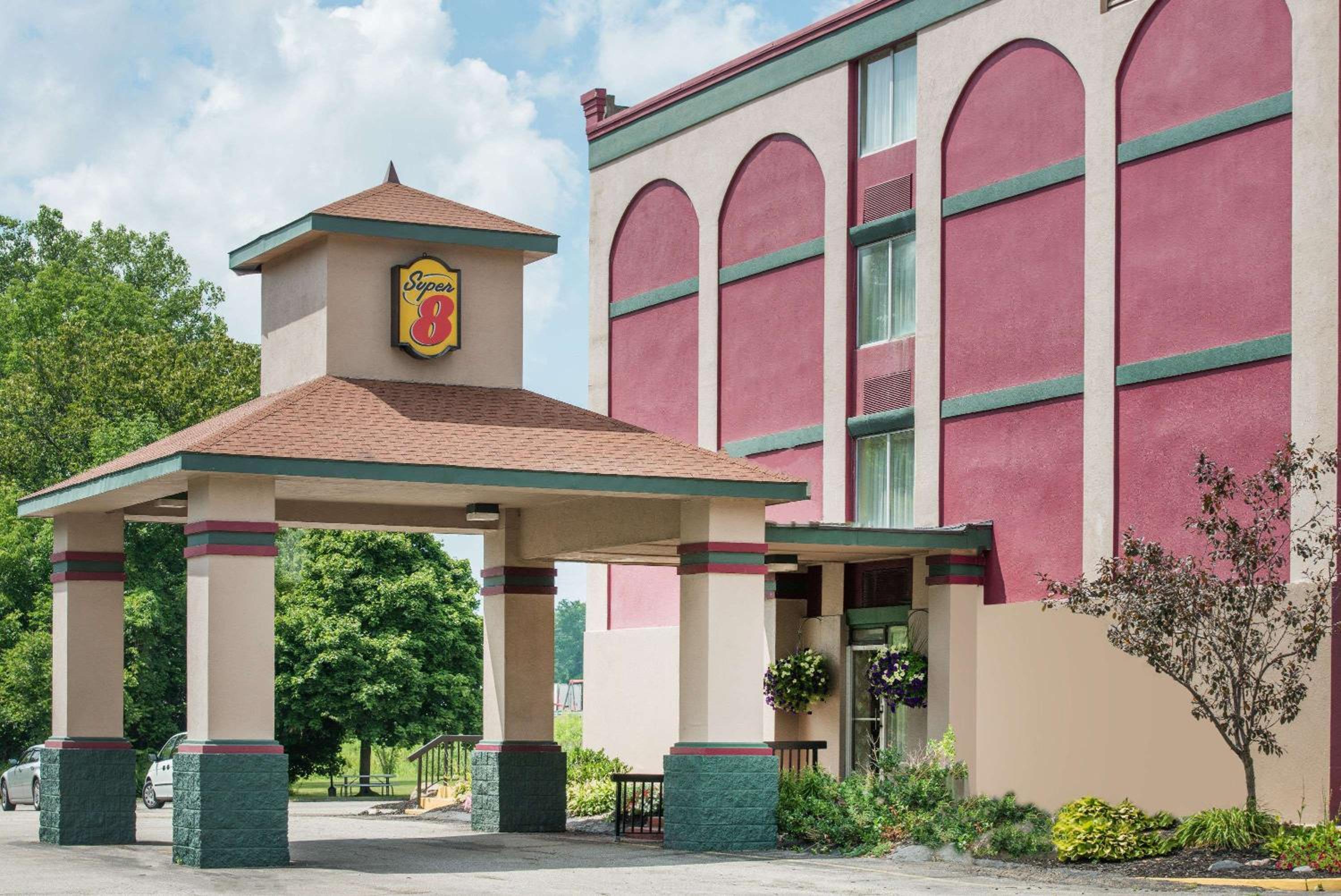 Hotel Super 8 by Wyndham Erie/I 90 - Image 1