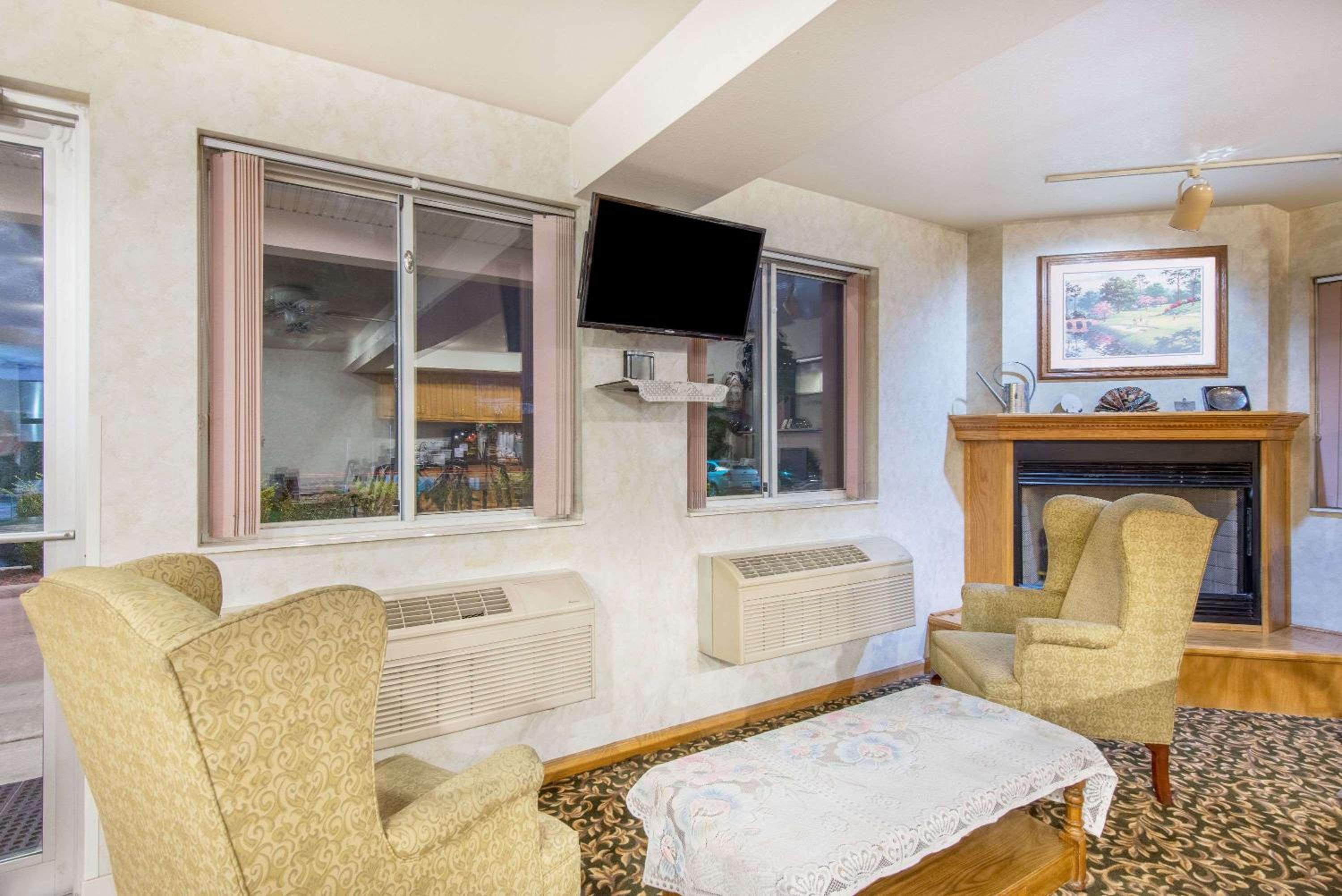 Super 8 by Wyndham West Middlesex/Sharon Area view 2