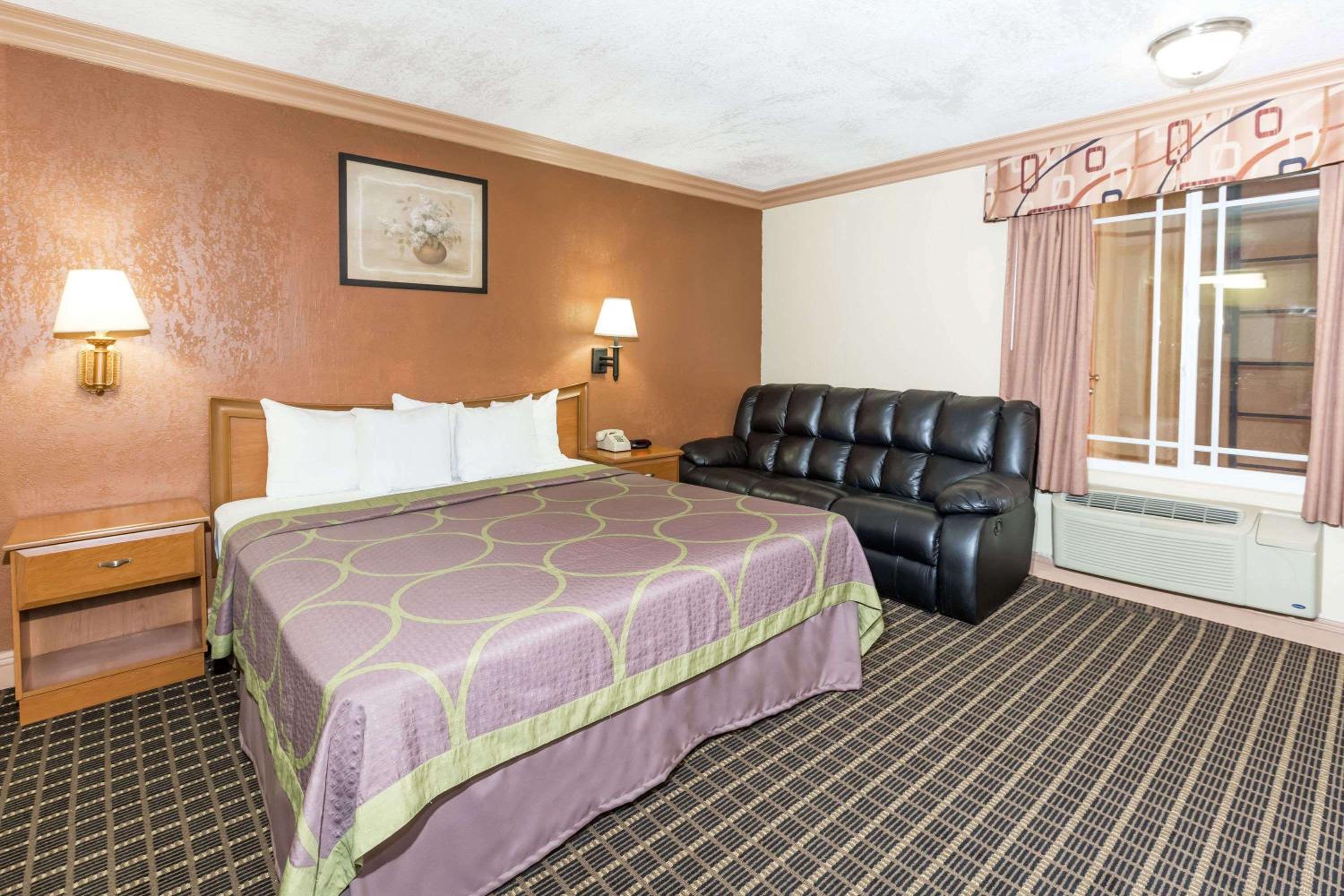 Super 8 by Wyndham Azusa