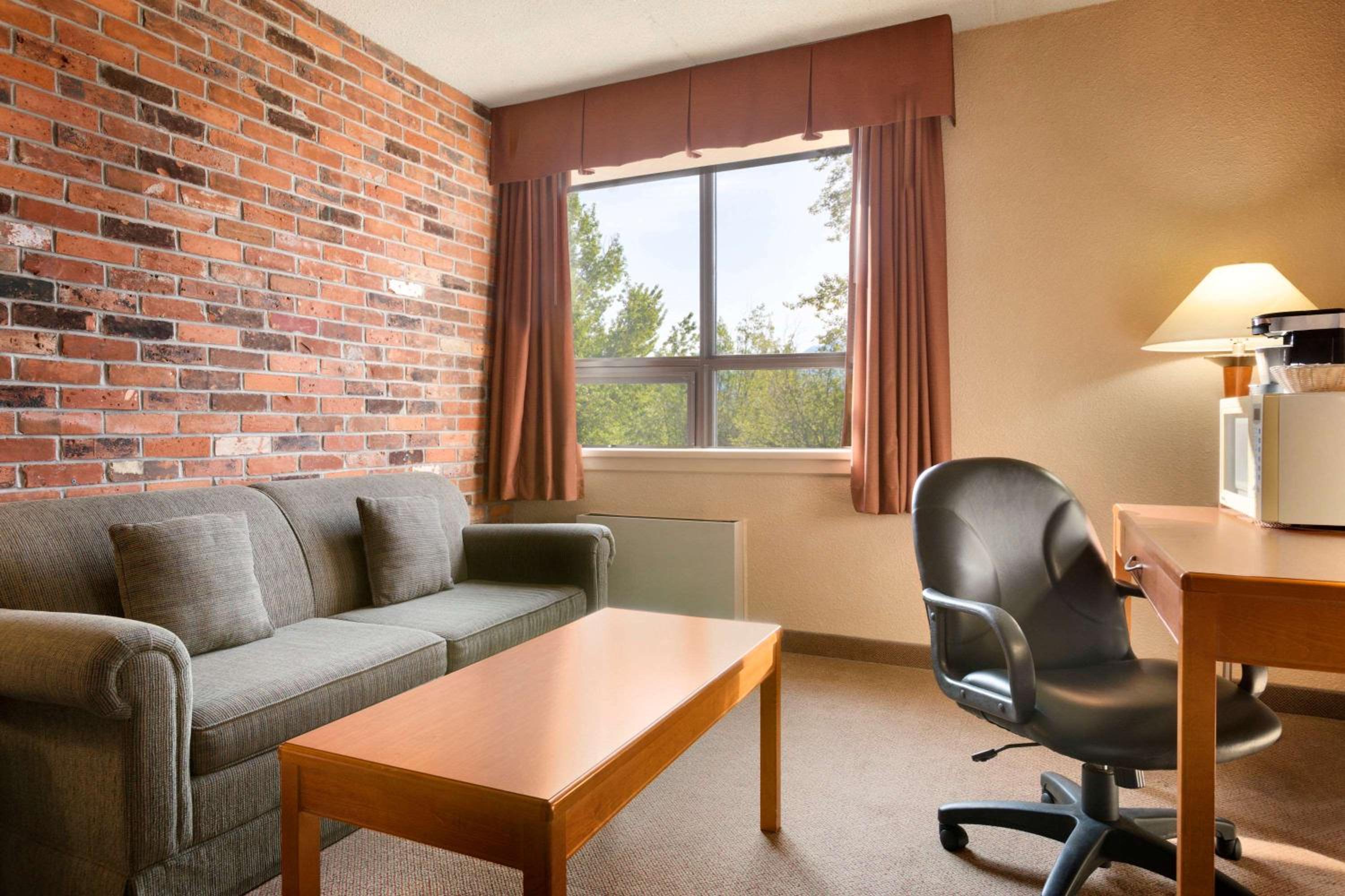 North Bay Vacations - Travelodge by Wyndham North Bay Lakeshore - Property Image 7