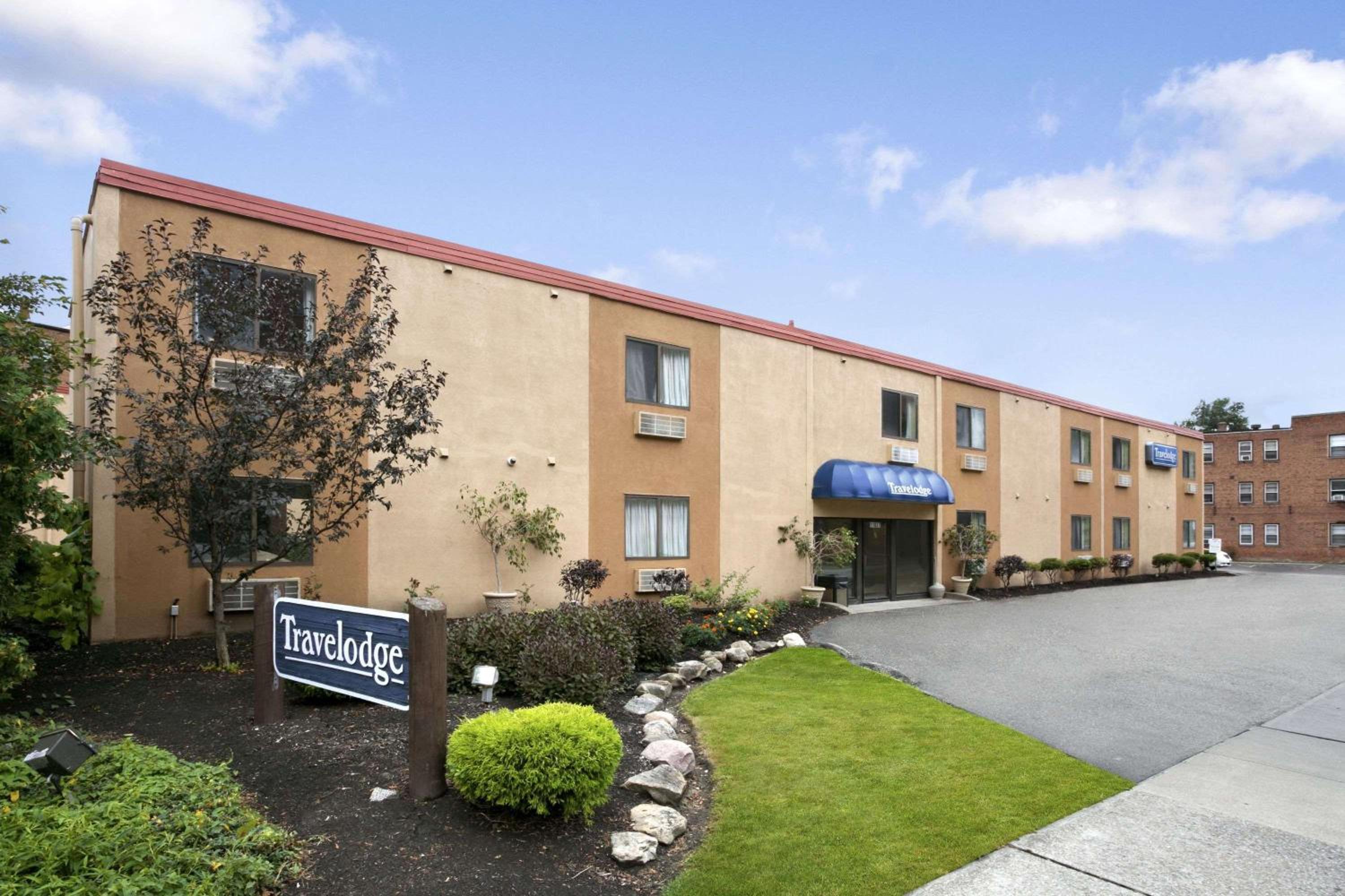 Hotel Travelodge by Wyndham Cleveland Lakewood - Image 1