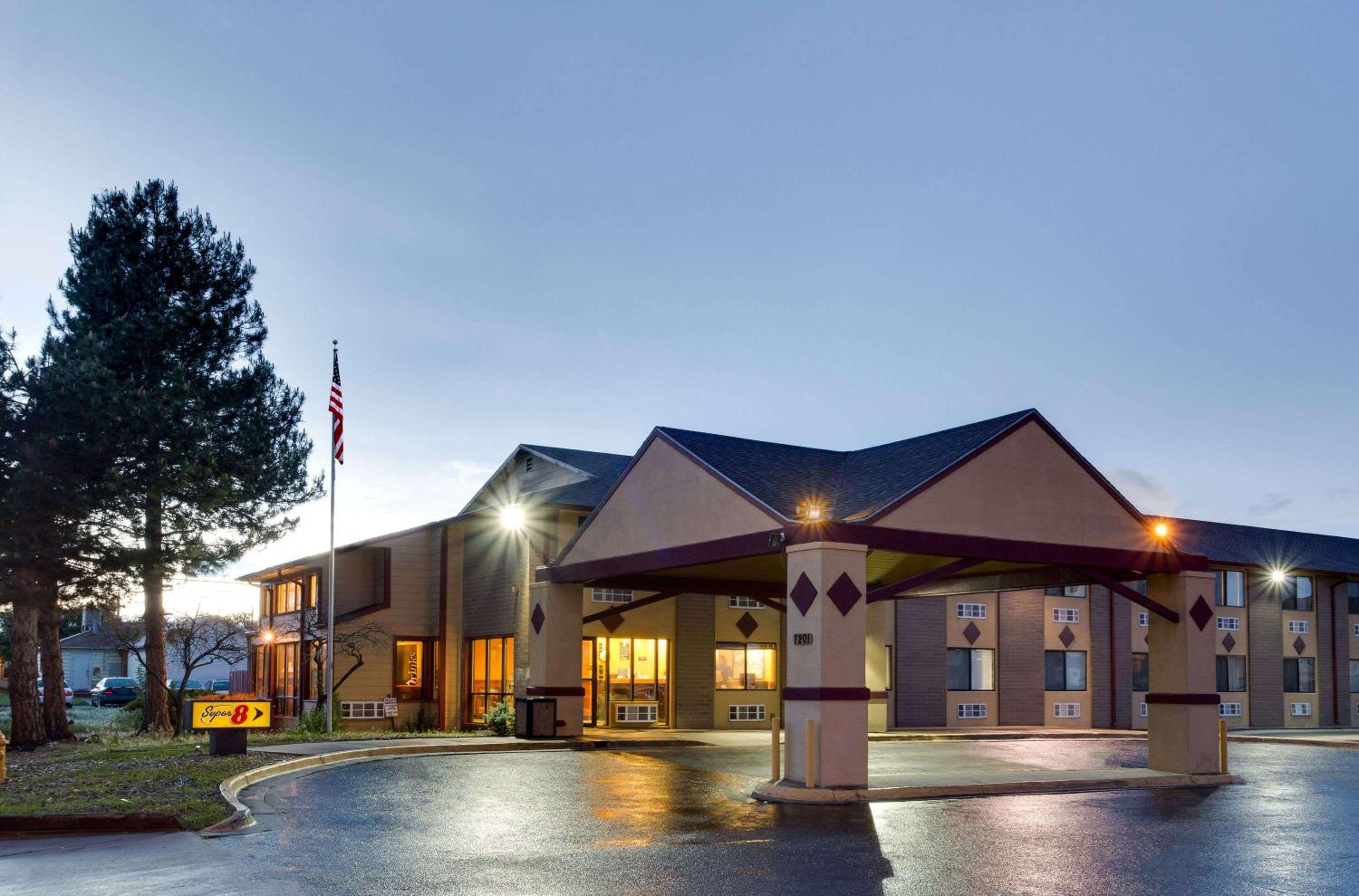 Hotel Super 8 by Wyndham Denver Stapleton - Image 1