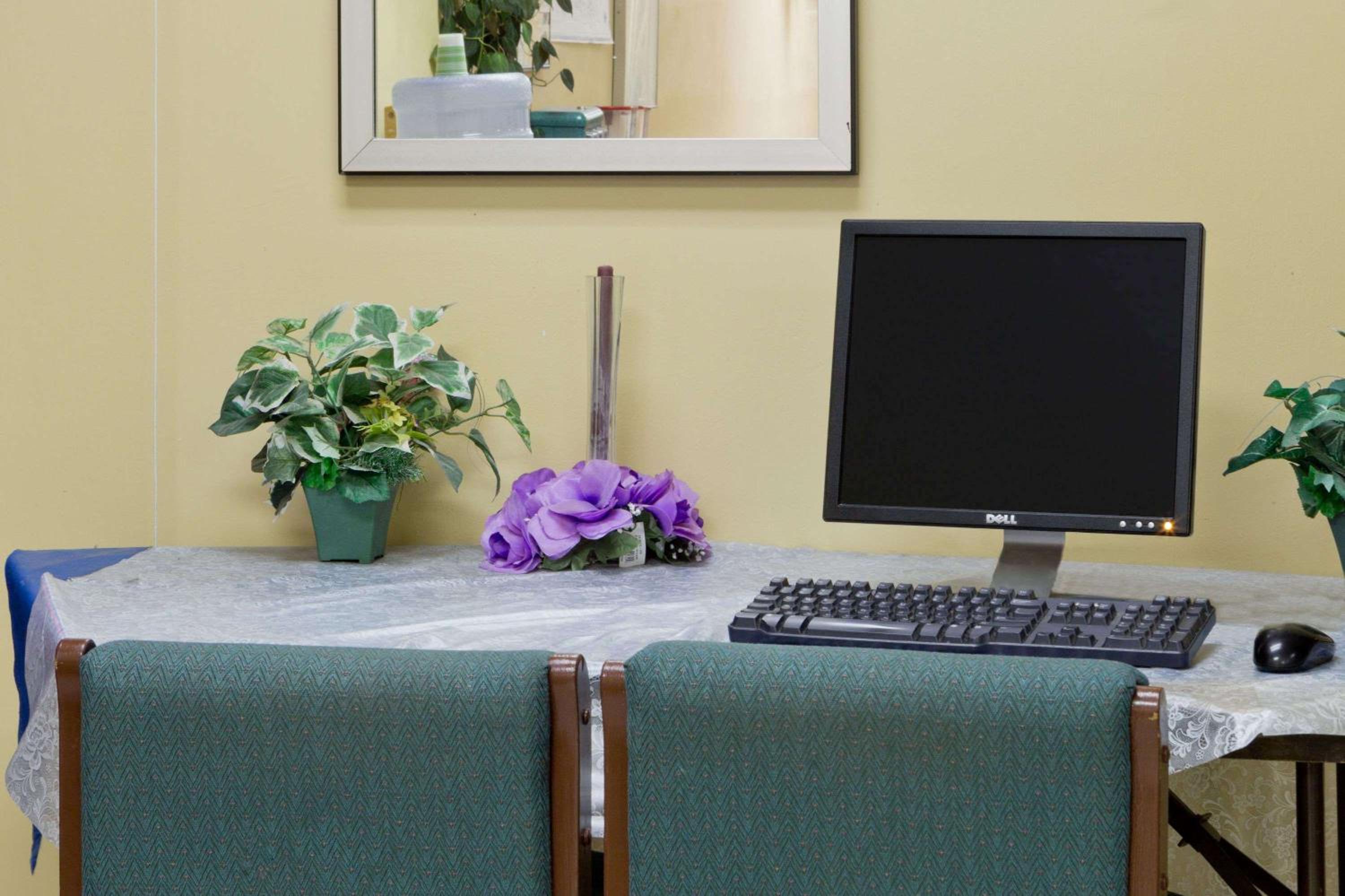 Brenham Vacations - Knights Inn Brenham - Property Image 6