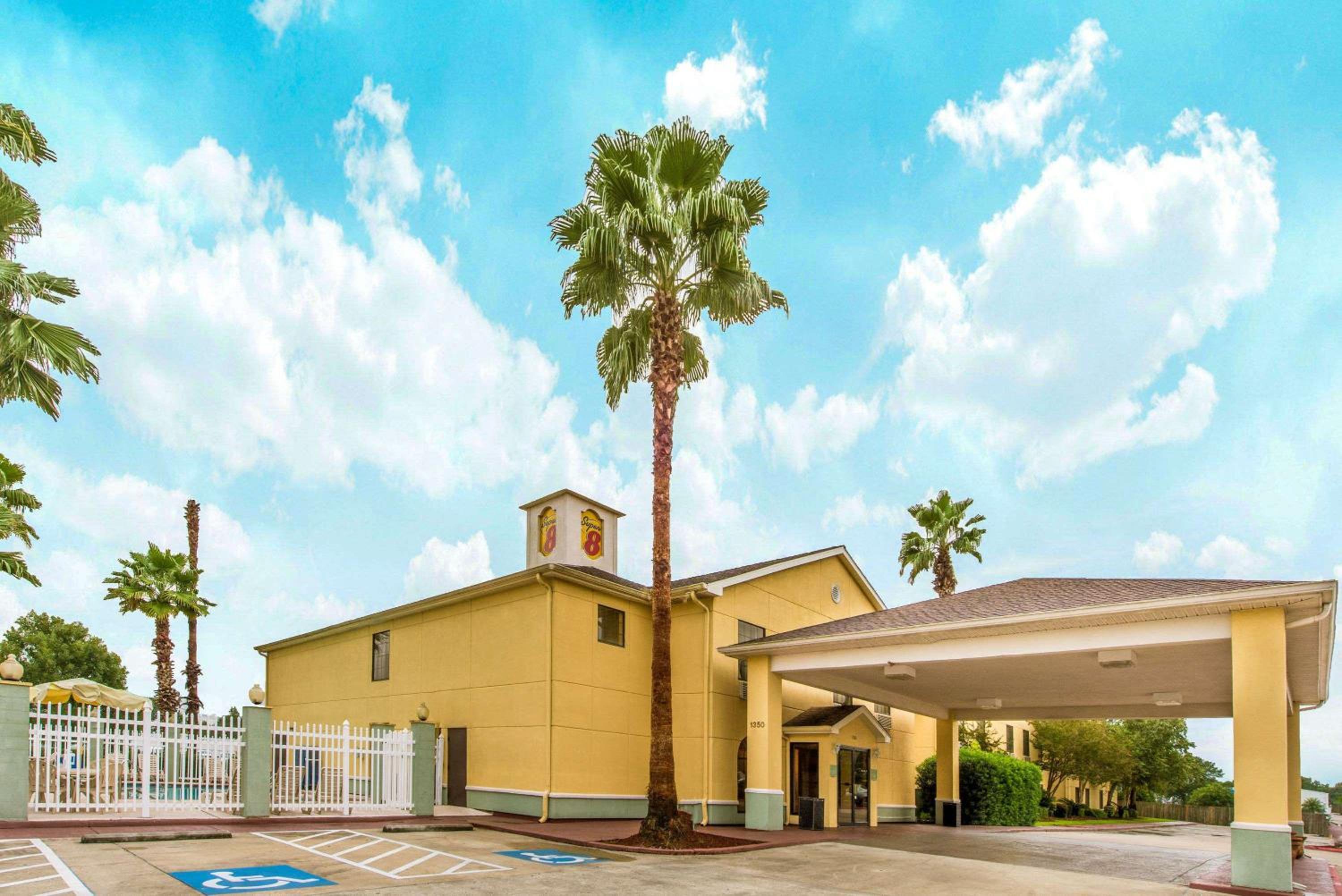 Lake Charles Vacations - Super 8 by Wyndham Lake Charles/Sulphur - Property Image 1