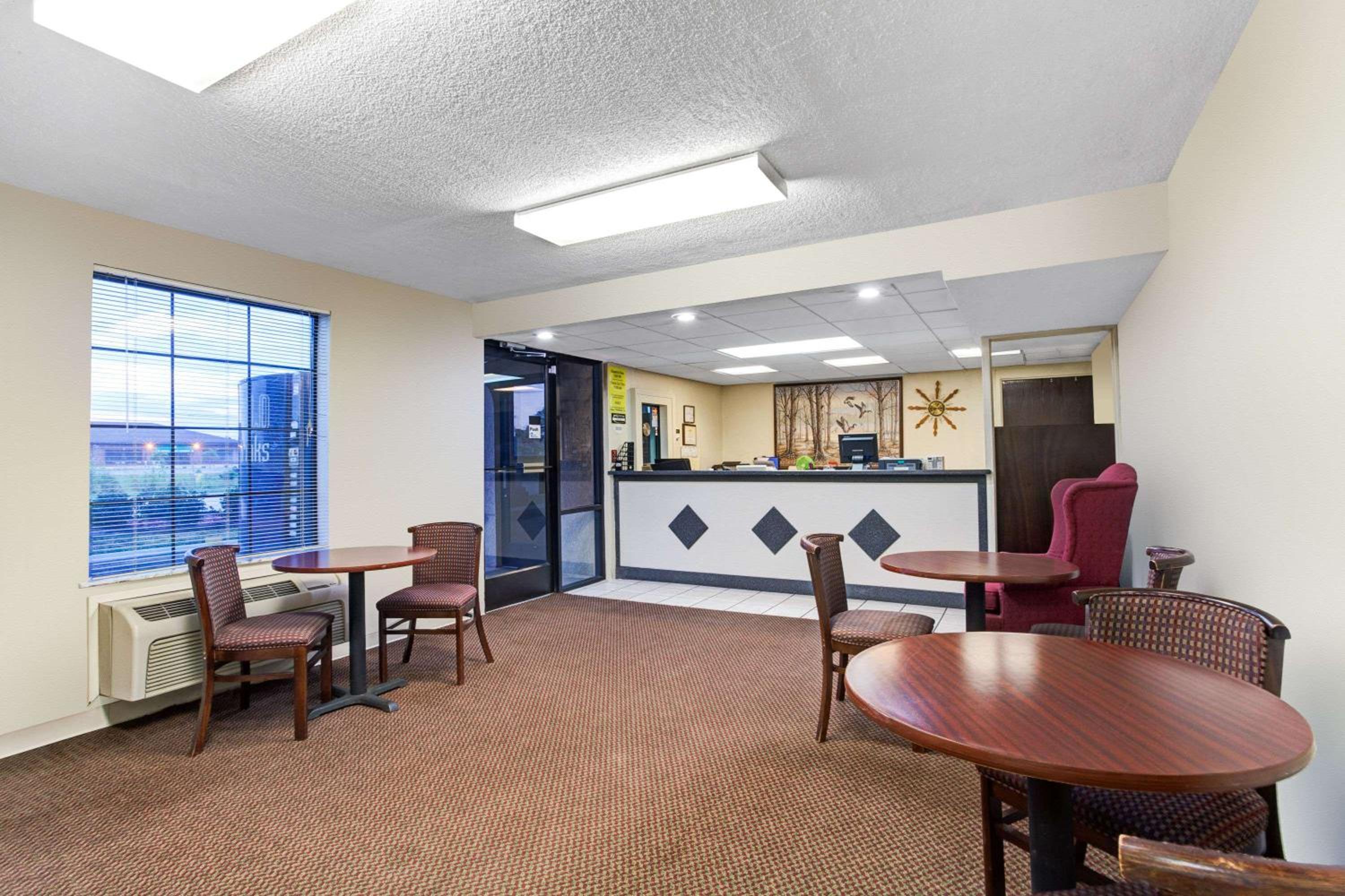Super 8 by Wyndham Clarksville East view 5