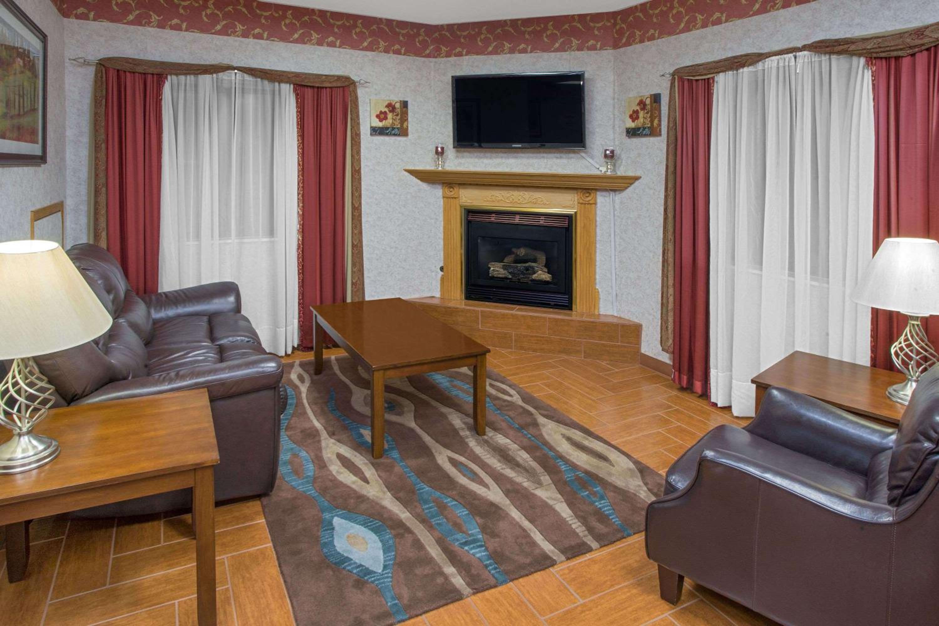 Super 8 by Wyndham Three Rivers view 3