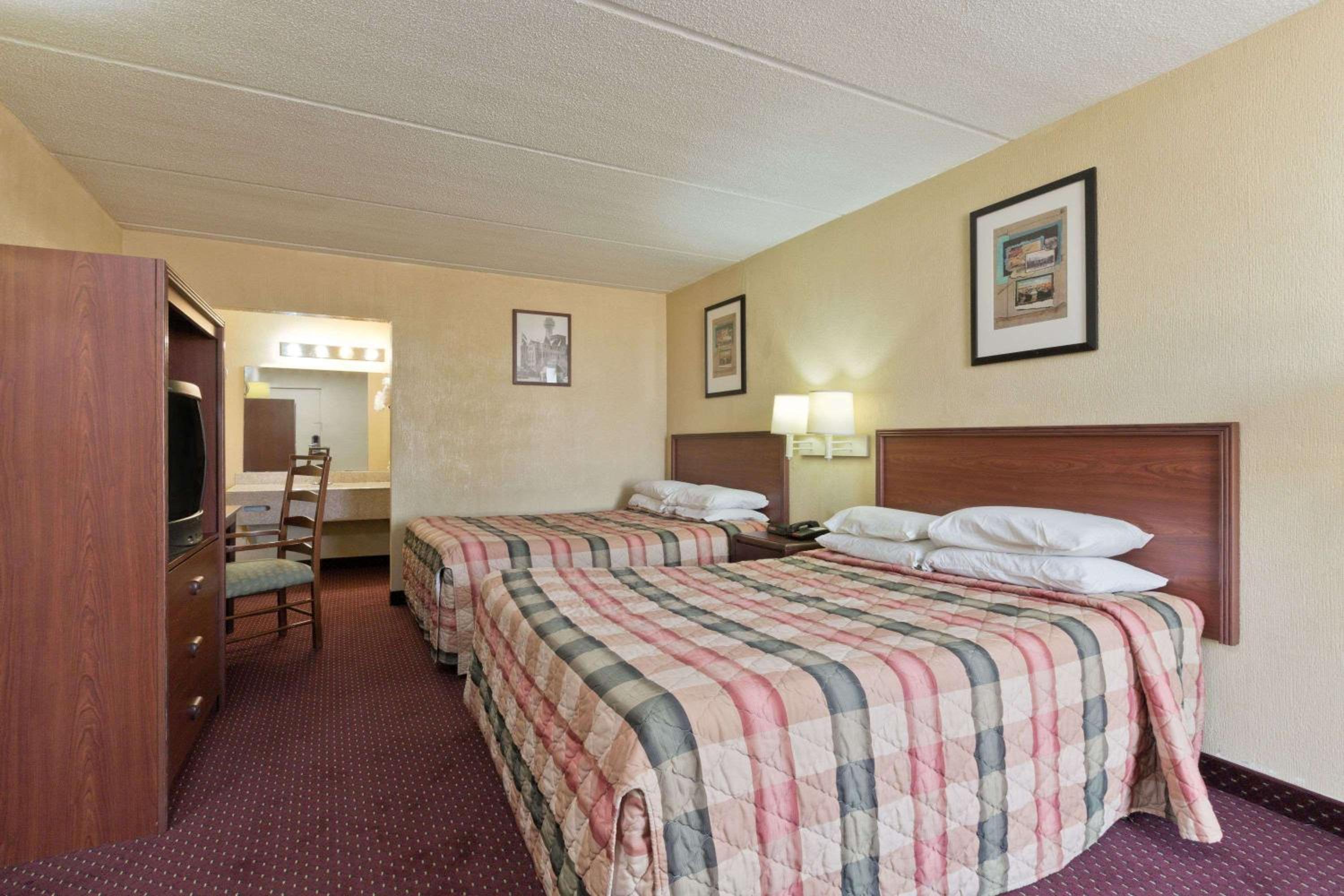 Brenham Vacations - Knights Inn Brenham - Property Image 10
