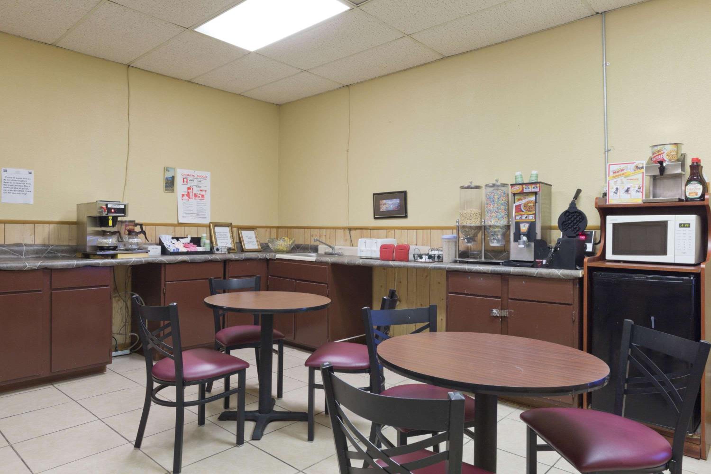 Brenham Vacations - Knights Inn Brenham - Property Image 11