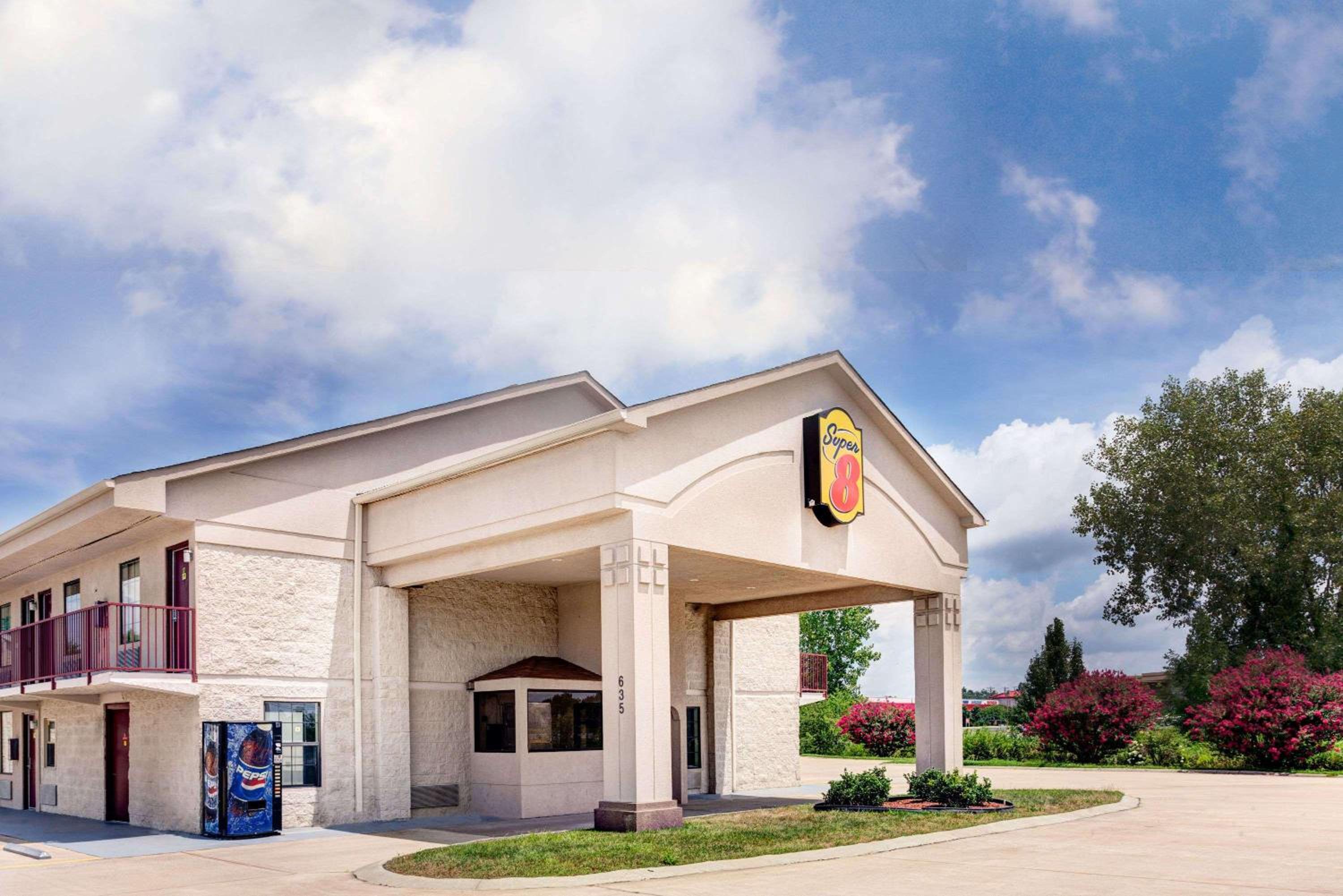 Super 8 by Wyndham Clarksville East view 4