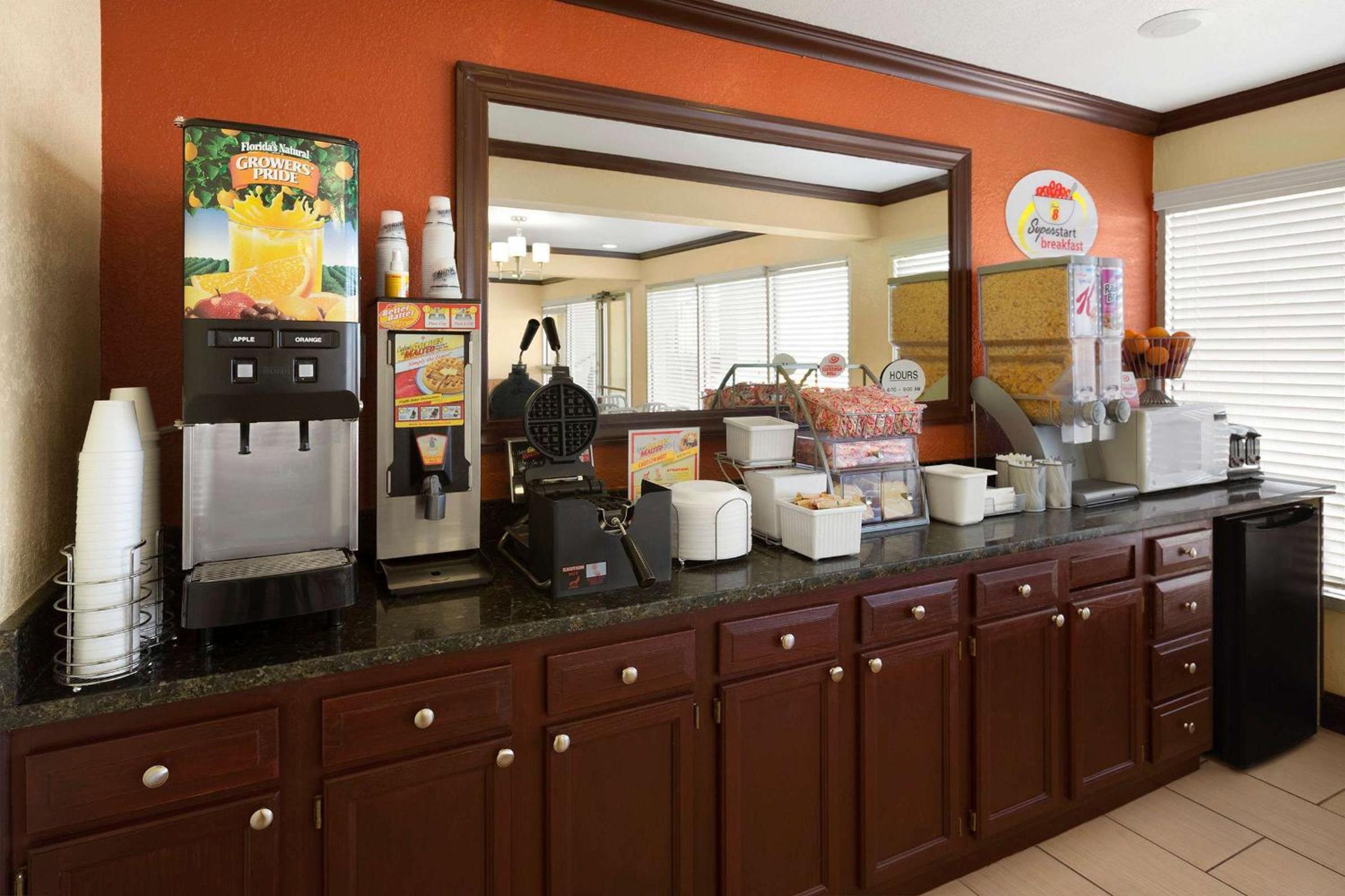 Woodward Vacations - Super 8 by Wyndham Woodward - Property Image 4