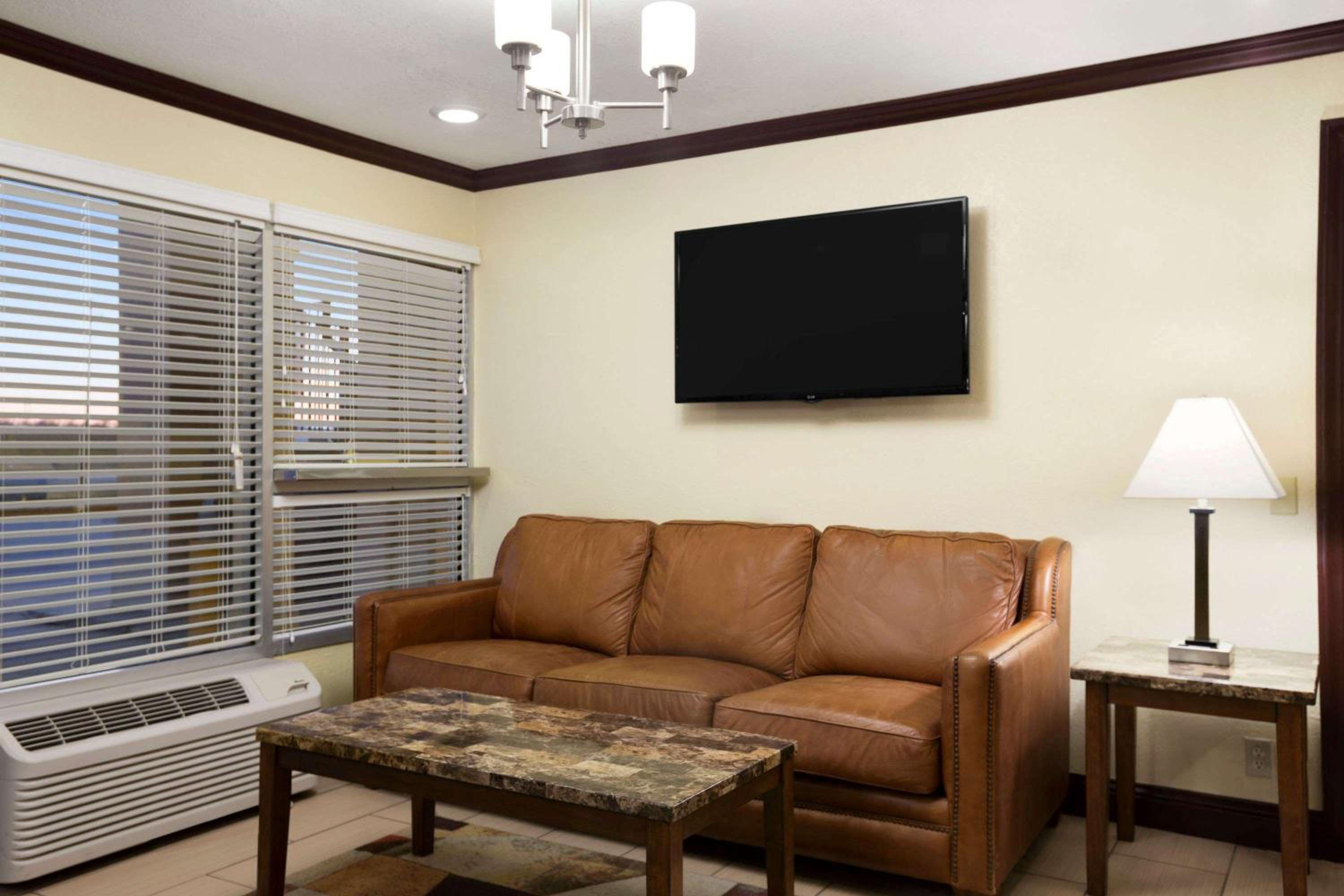 Woodward Vacations - Super 8 by Wyndham Woodward - Property Image 2