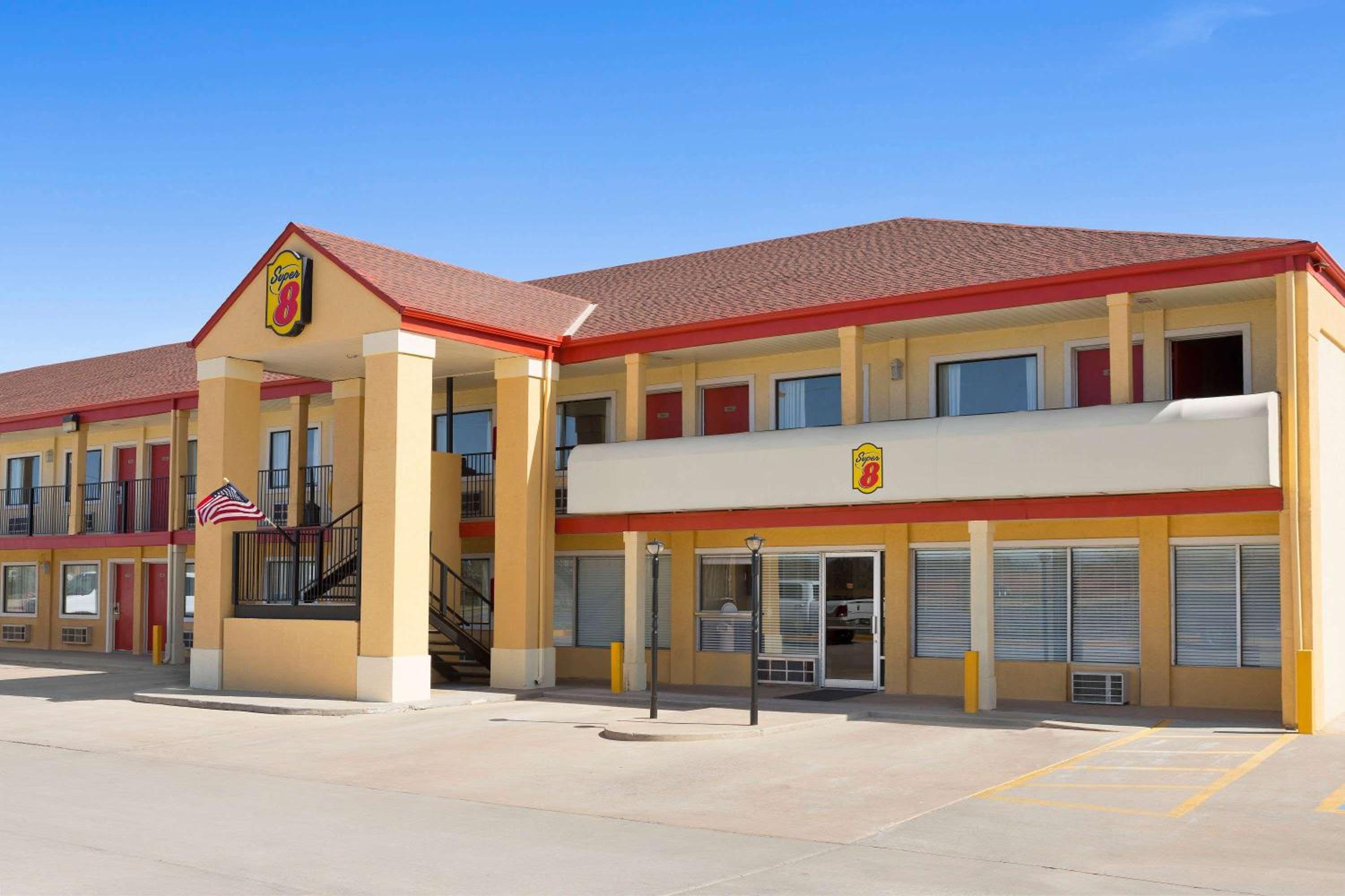 Woodward Vacations - Super 8 by Wyndham Woodward - Property Image 1