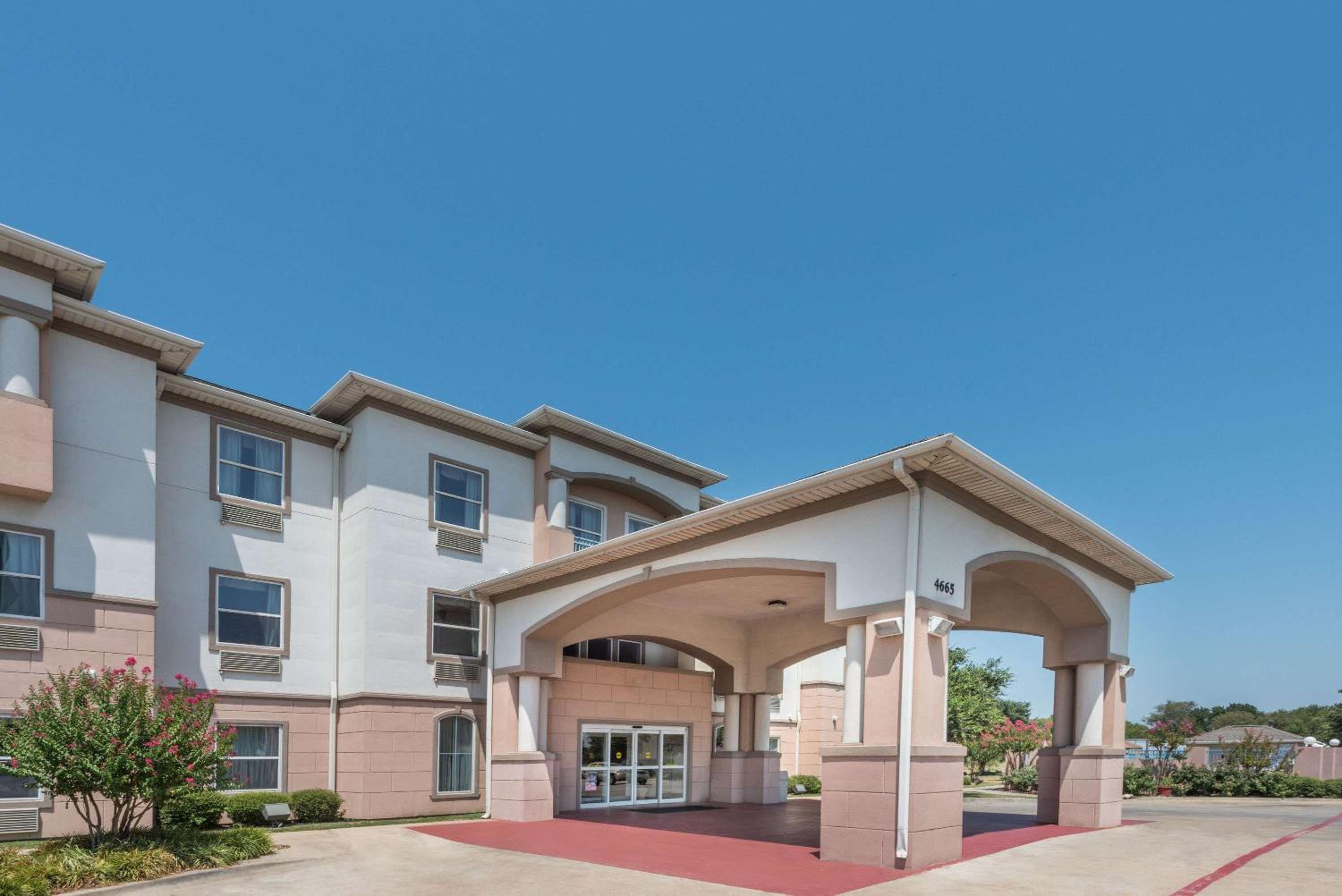 Hotel Super 8 by Wyndham Fort Worth Stockyards - Image 1