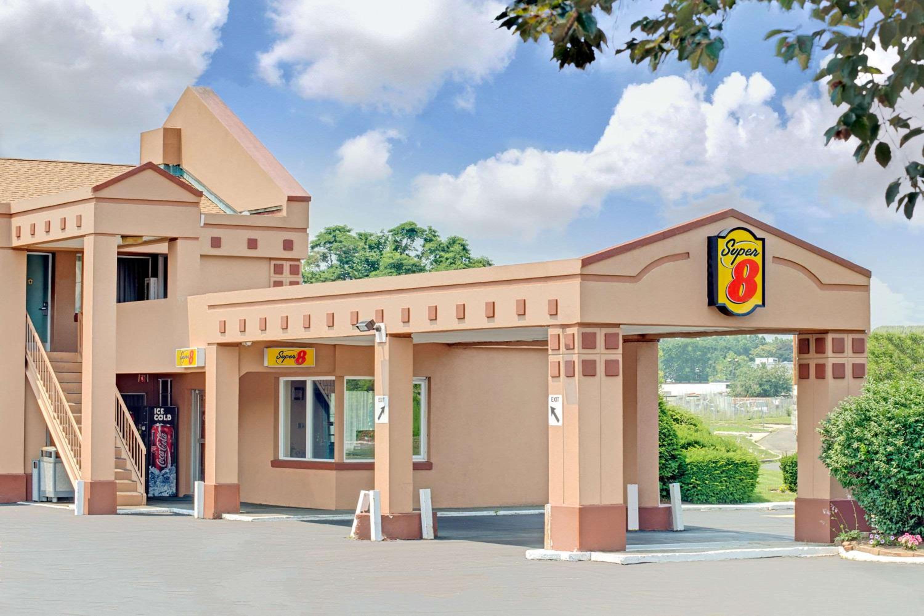 Milford Vacations - Super 8 by Wyndham Milford/New Haven - Property Image 16