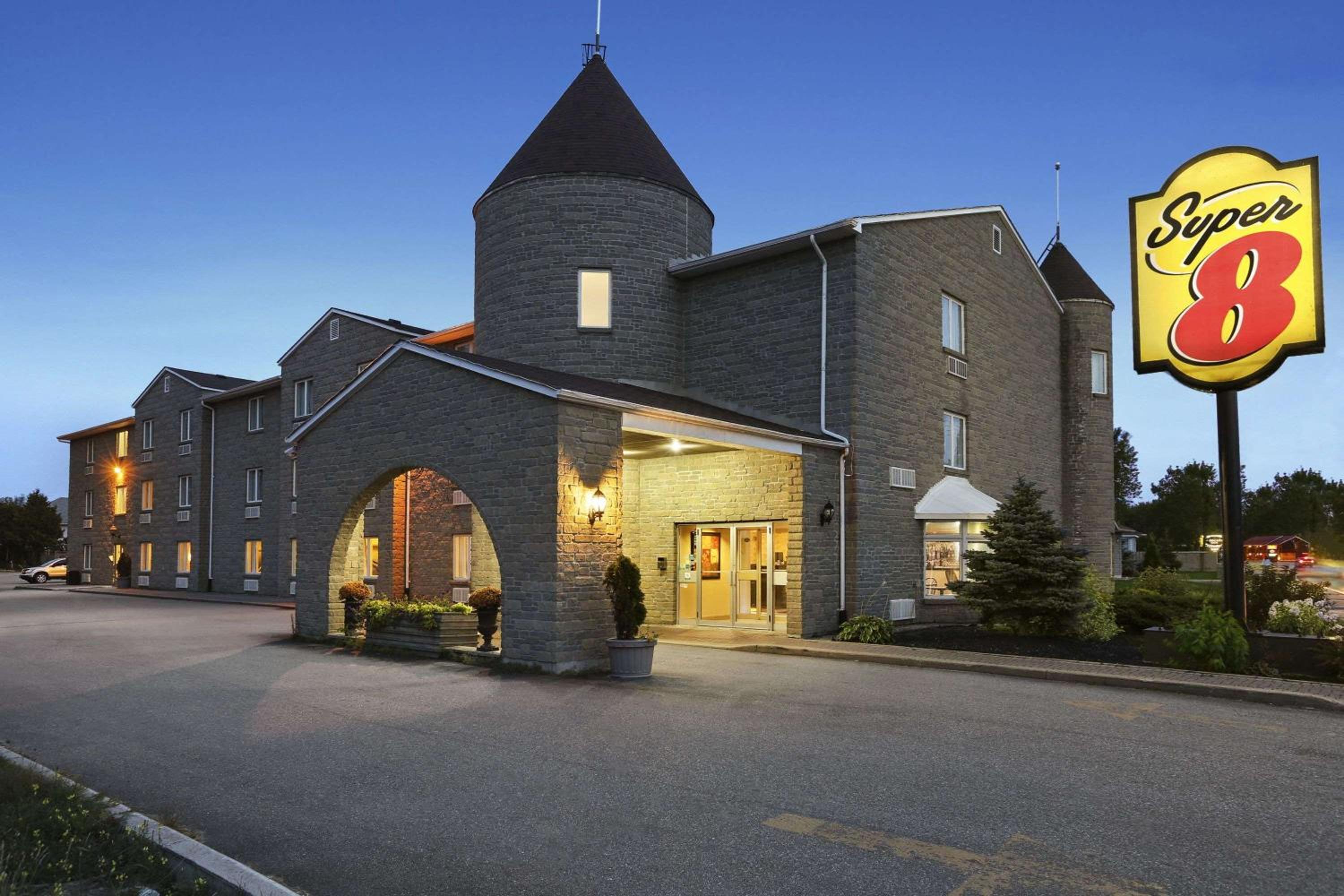 North Bay Vacations - Super 8 by Wyndham North Bay - Property Image 1