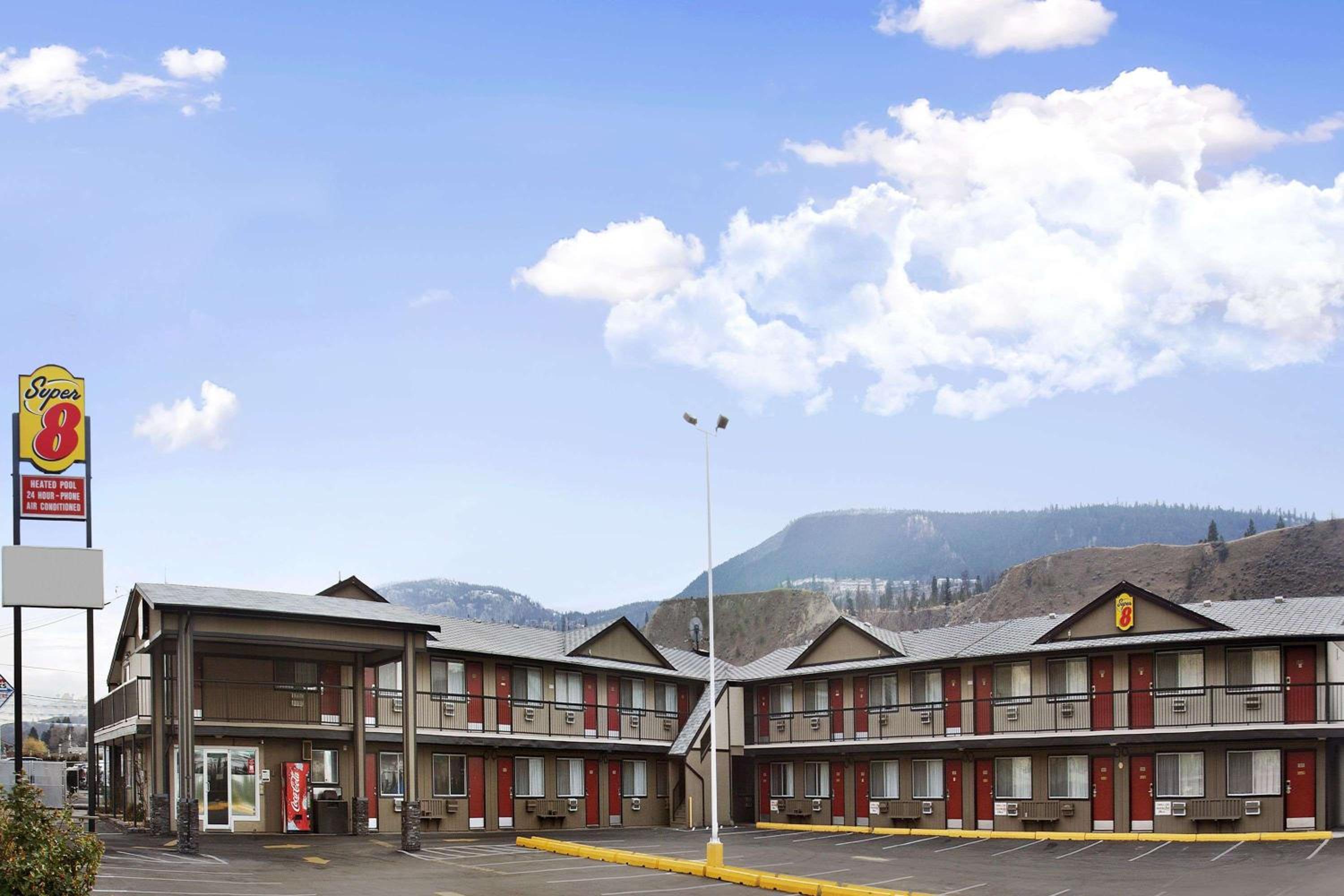 Hotel Super 8 by Wyndham Kamloops East - Image 1
