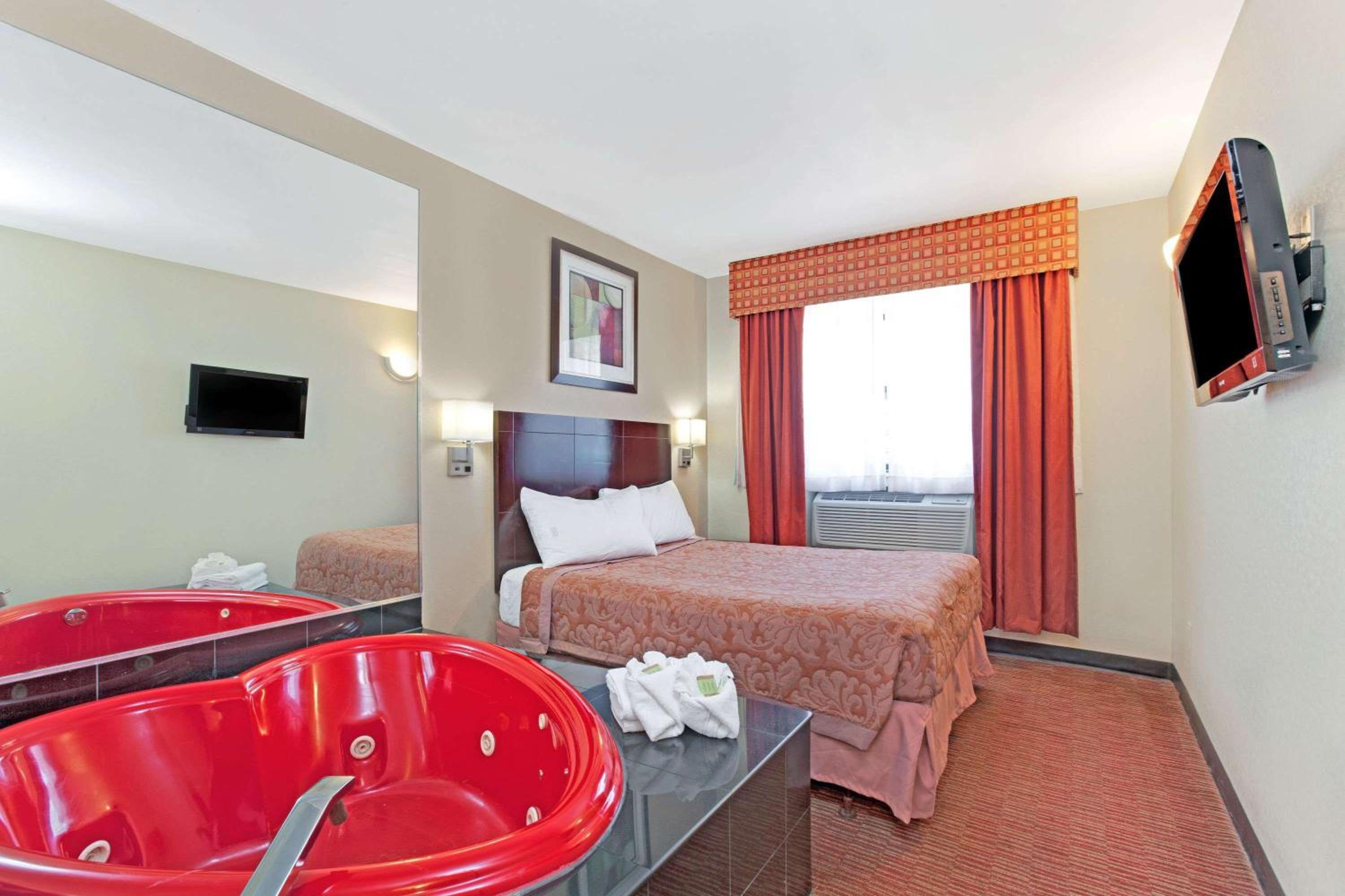 Super 8 by Wyndham Long Island City LGA Hotel - Property Image 9