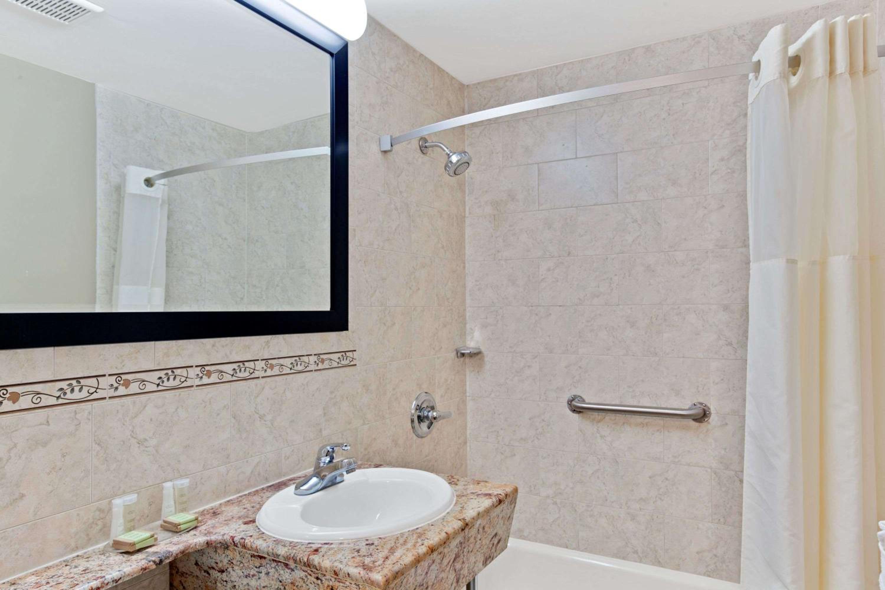 Super 8 by Wyndham Long Island City LGA Hotel - Property Image 7