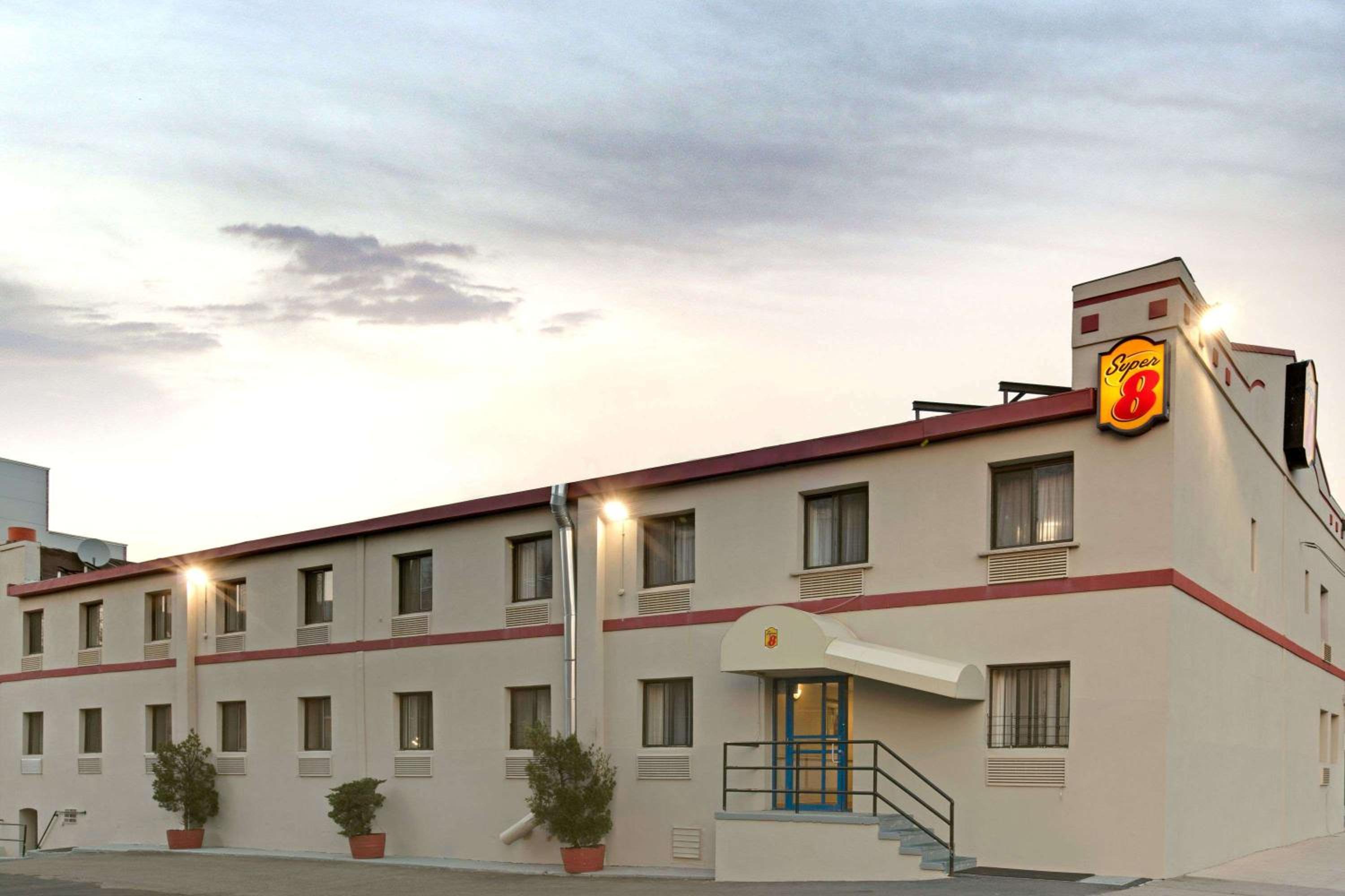 Super 8 by Wyndham Long Island City LGA Hotel - Property Image 3
