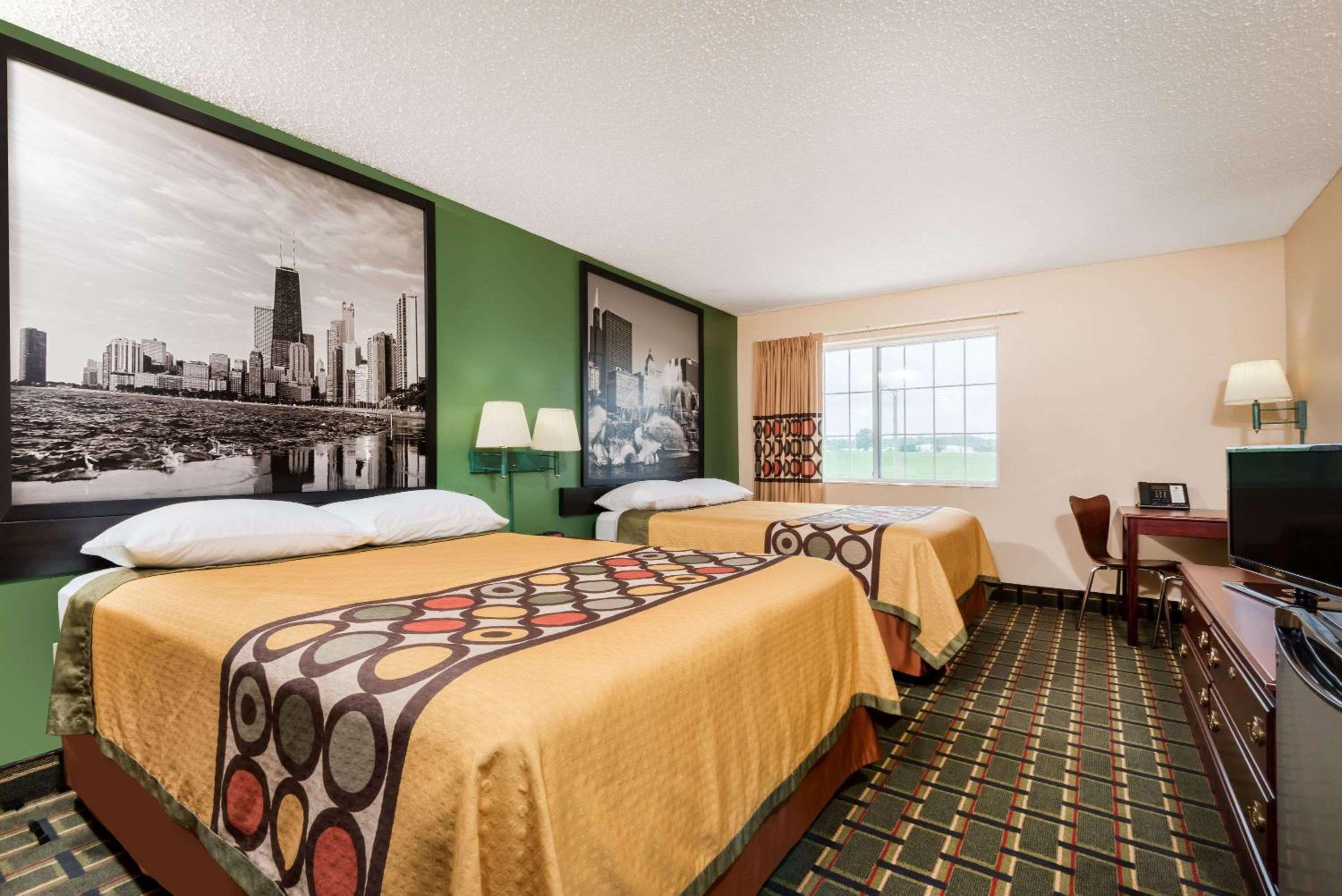 Super 8 by Wyndham Mt. Carmel IL view 5