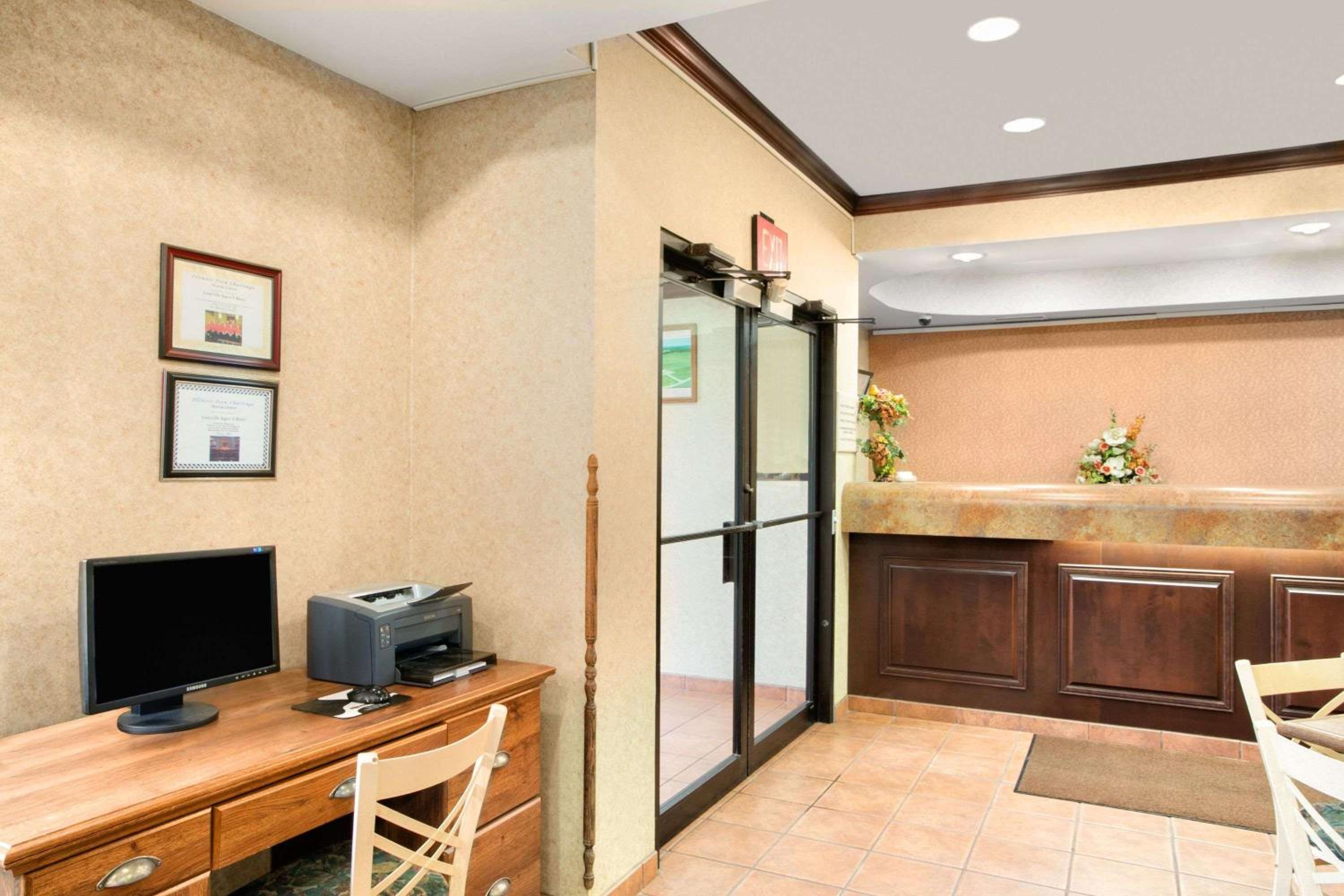 Super 8 by Wyndham Grayville view 2
