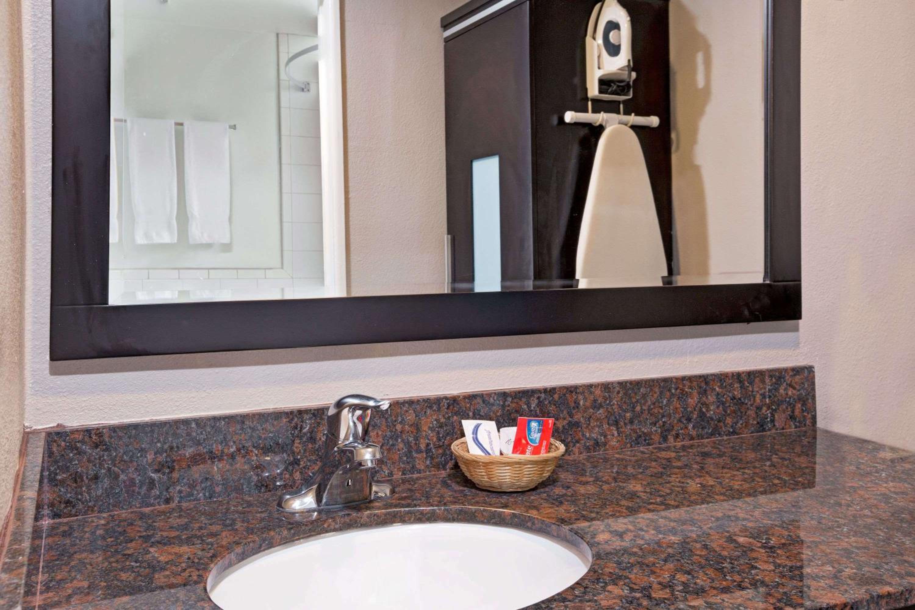 Super 8 by Wyndham Los Angeles-Culver City Area 2