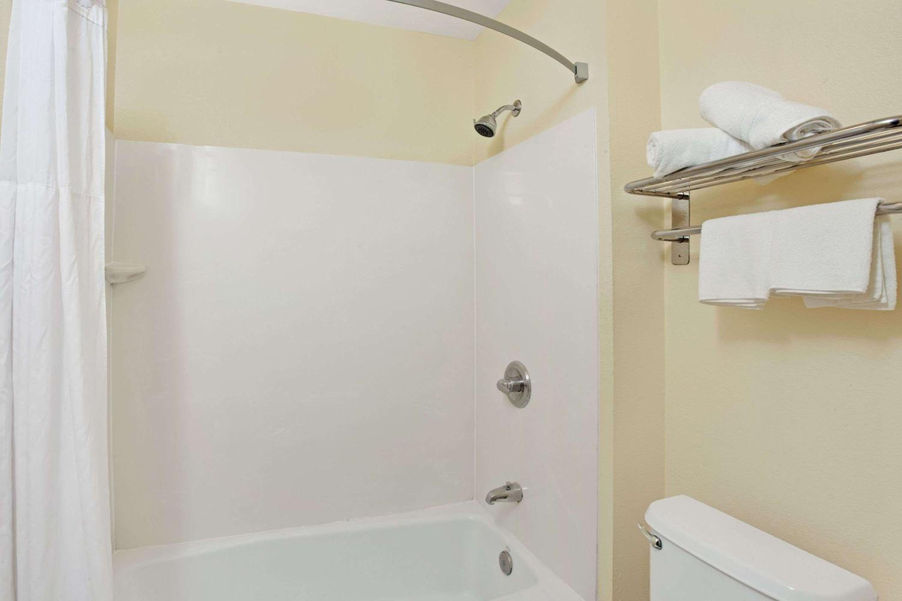 North Hollywood Vacations - Super 8 by Wyndham North Hollywood - Property Image 24