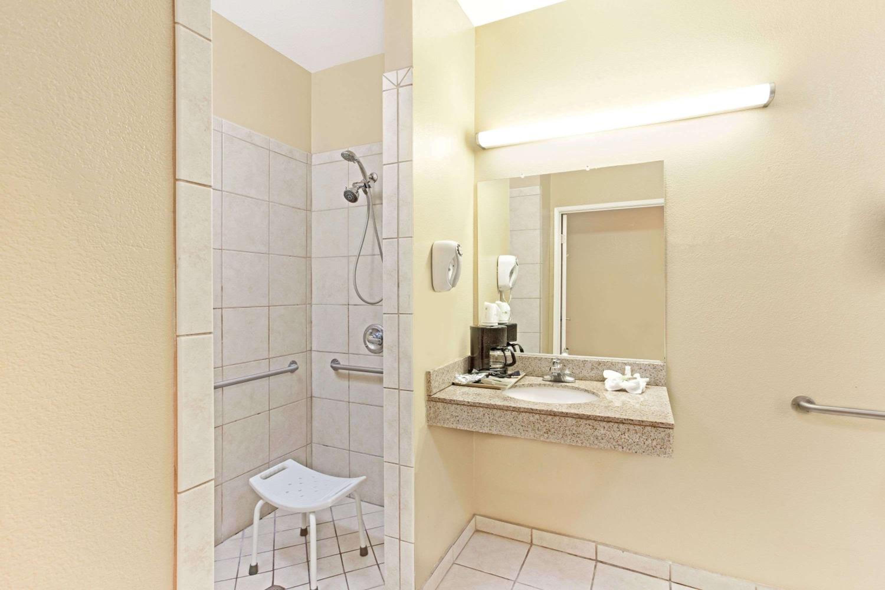 North Hollywood Vacations - Super 8 by Wyndham North Hollywood - Property Image 25