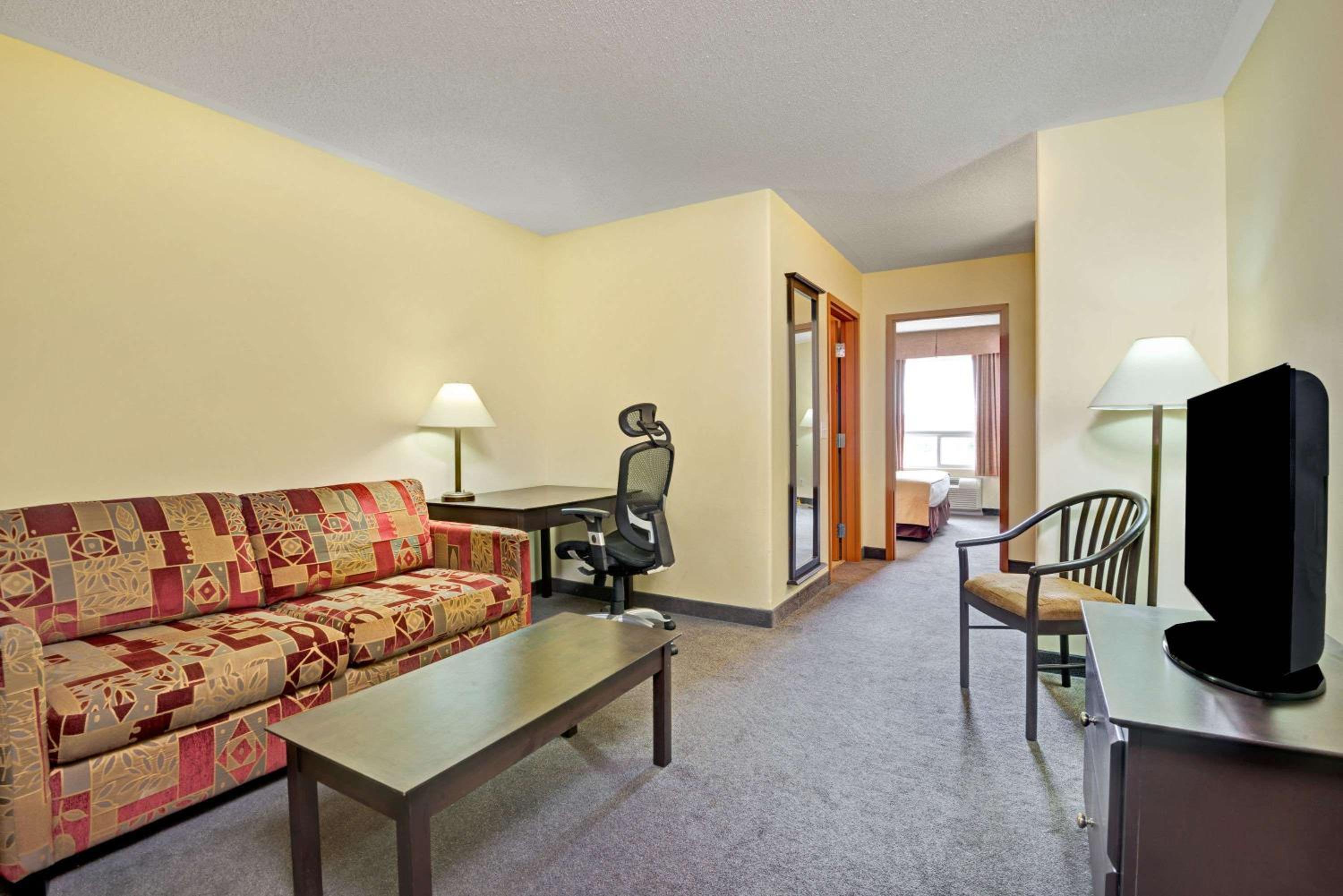 Barrie Vacations - Super 8 by Wyndham Barrie South - Property Image 5