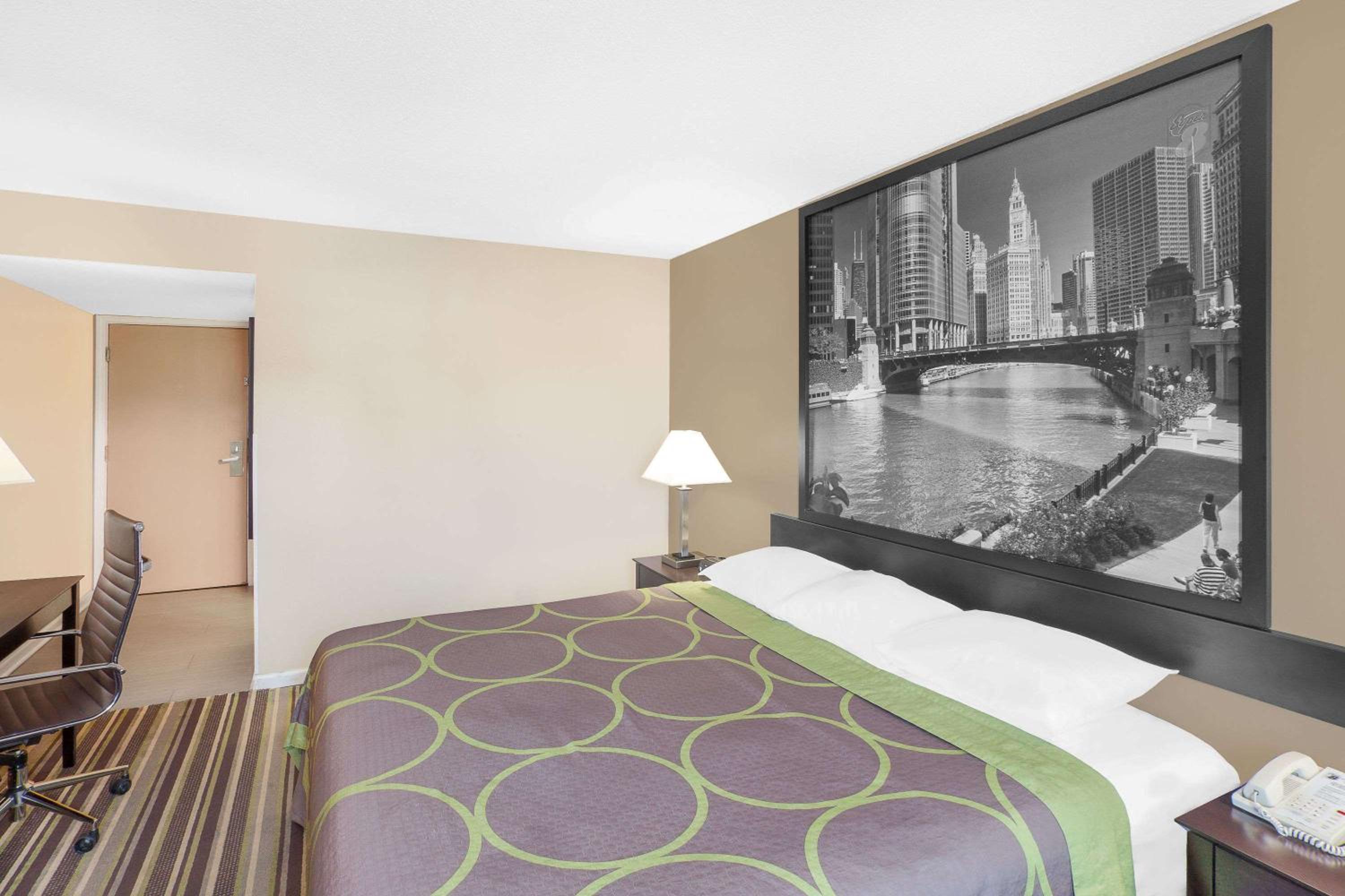 Super 8 by Wyndham Morton Grove/Chicago - Property Image 11