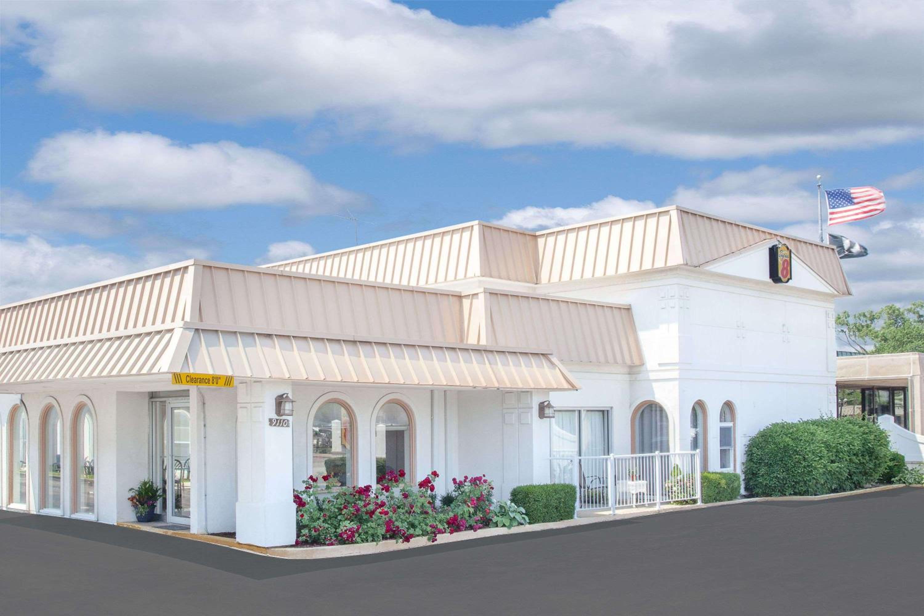 Super 8 by Wyndham Morton Grove/Chicago - Property Image 10