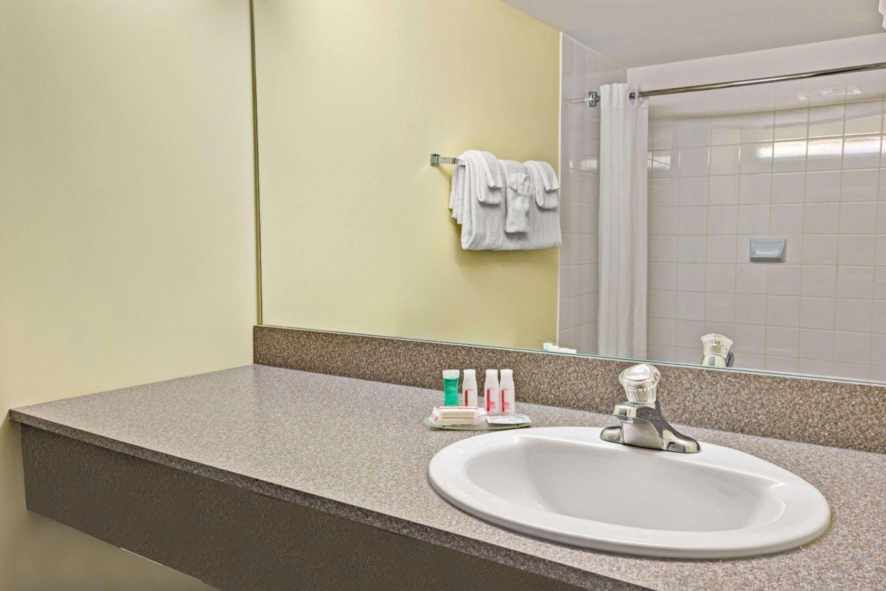 Barrie Vacations - Super 8 by Wyndham Barrie South - Property Image 3