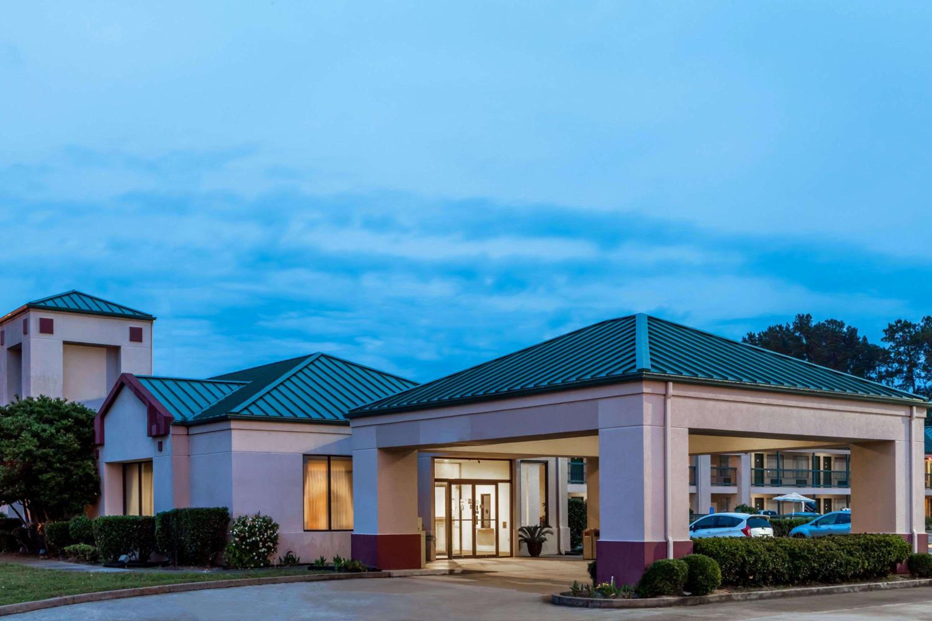 Super 8 by Wyndham Jasper TX view 2