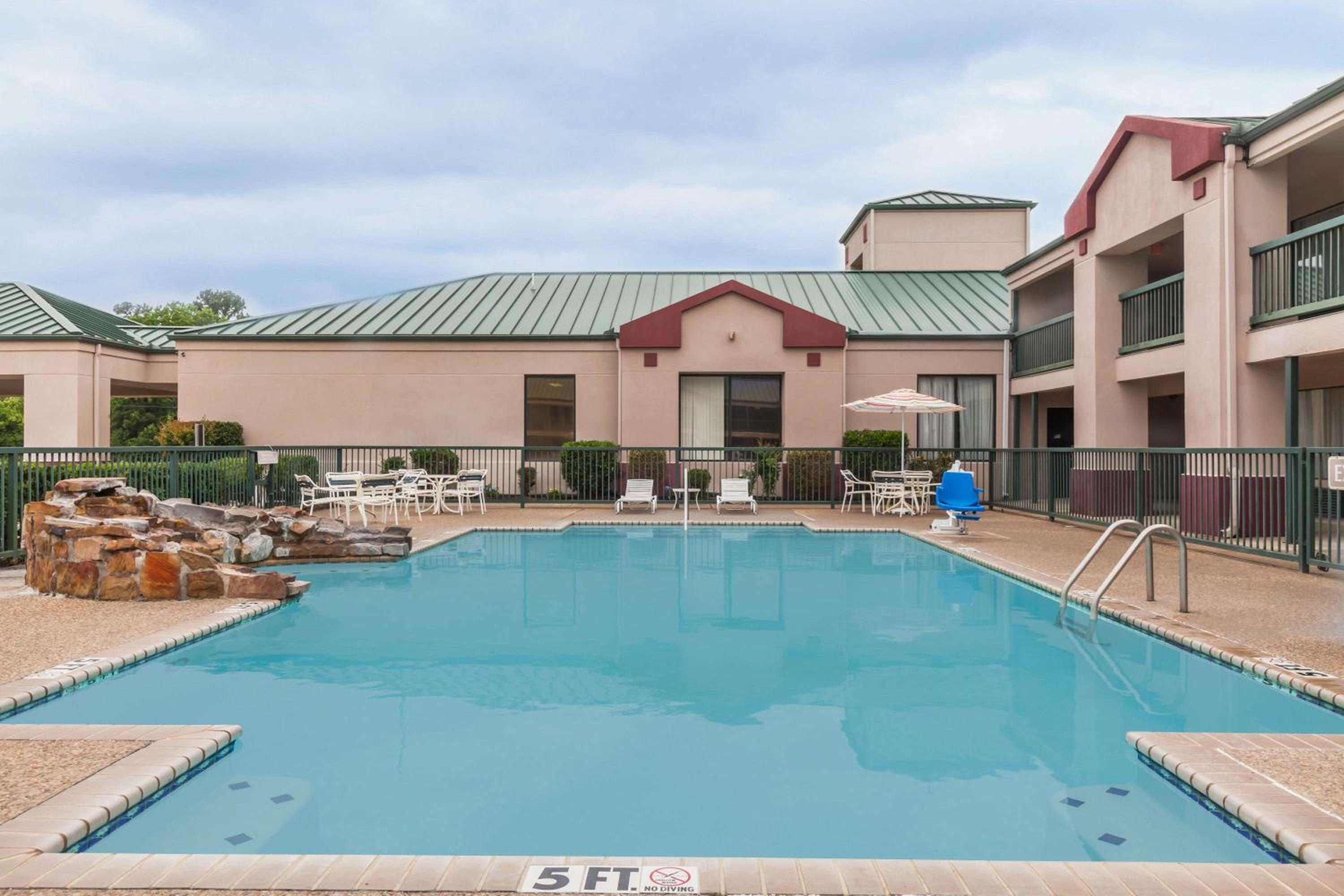 Super 8 by Wyndham Jasper TX view 5