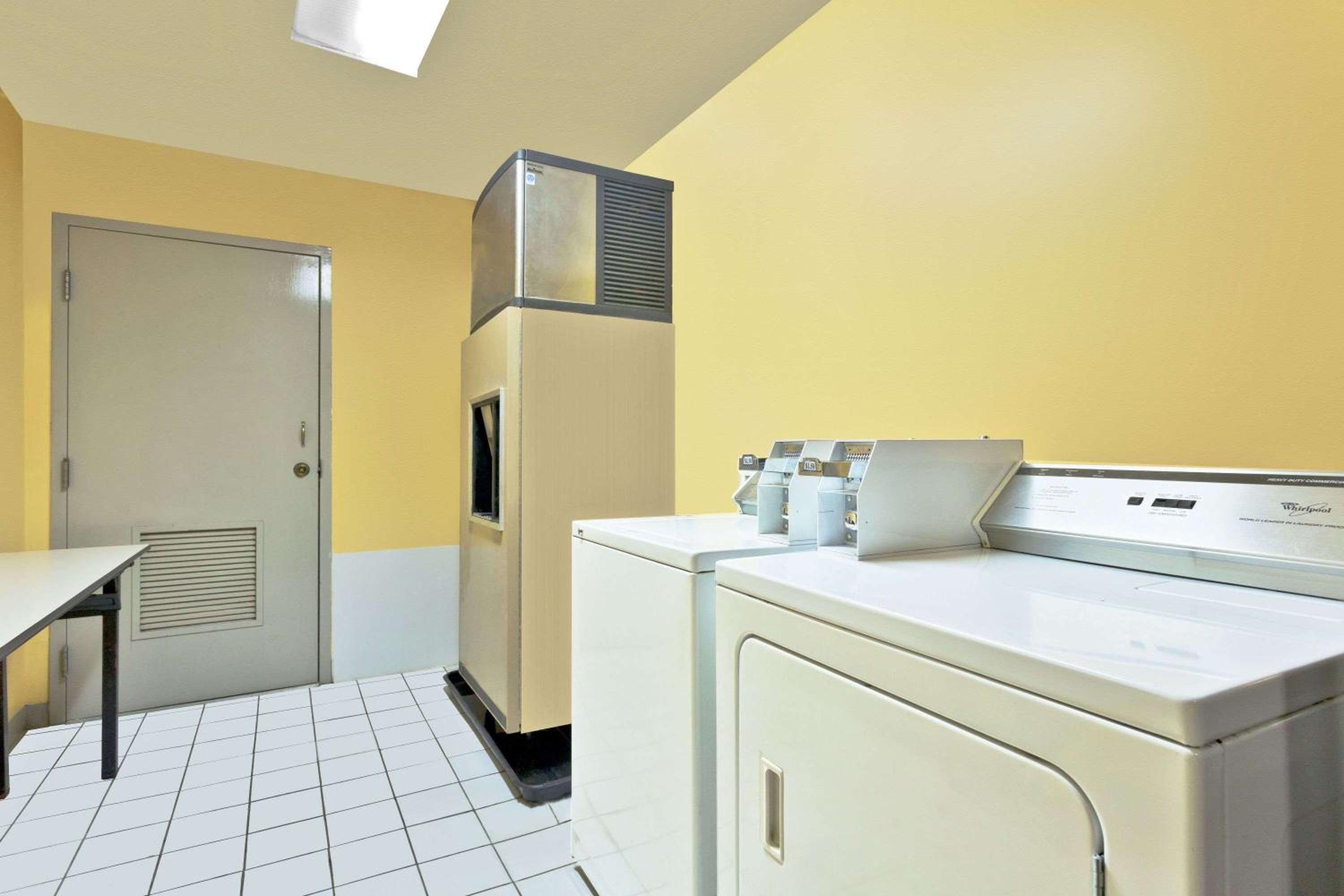 Franklin Vacations - Super 8 by Wyndham Franklin Hwy 31 - Property Image 21