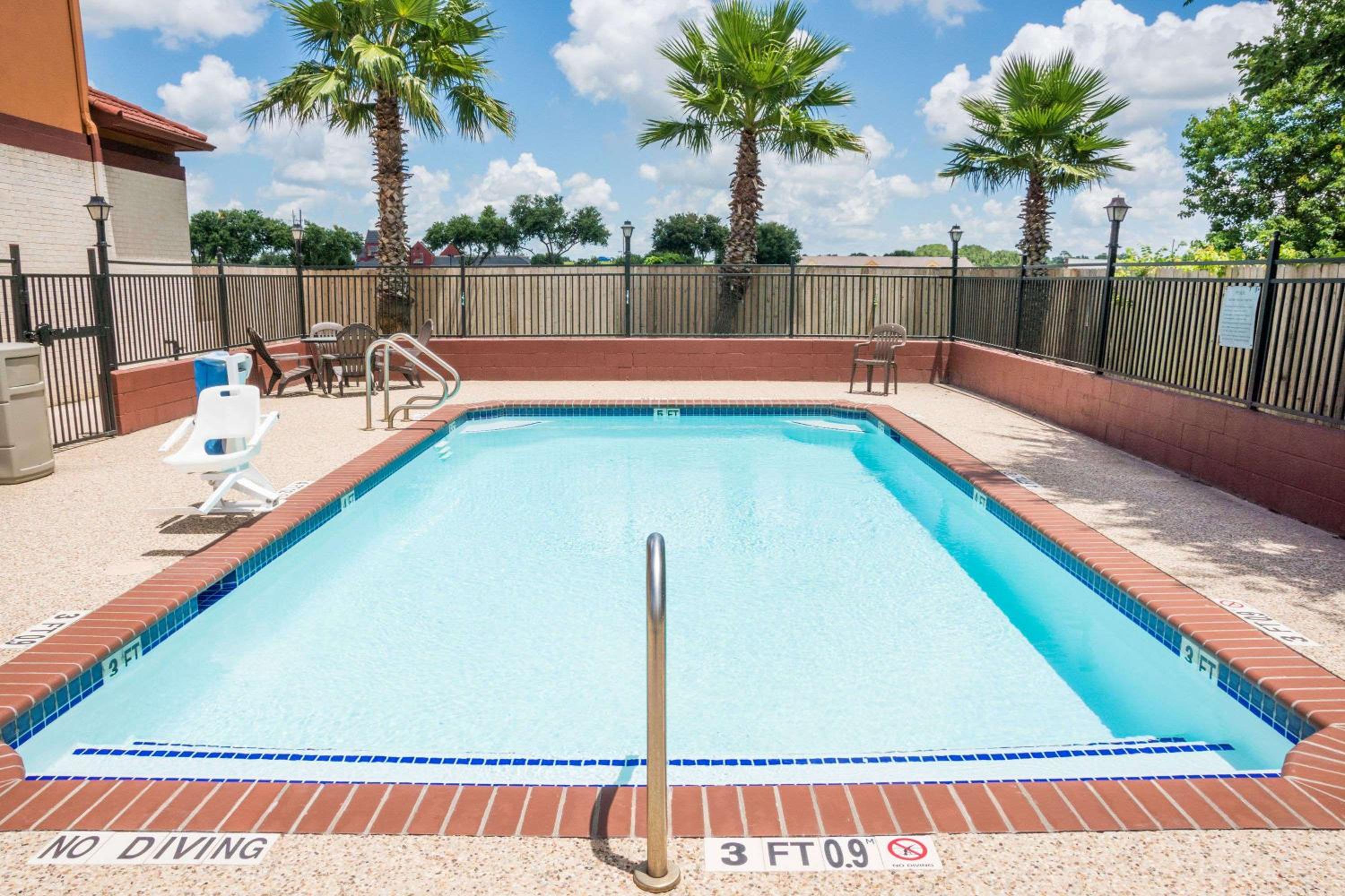 Super 8 by Wyndham Brookshire TX view 4