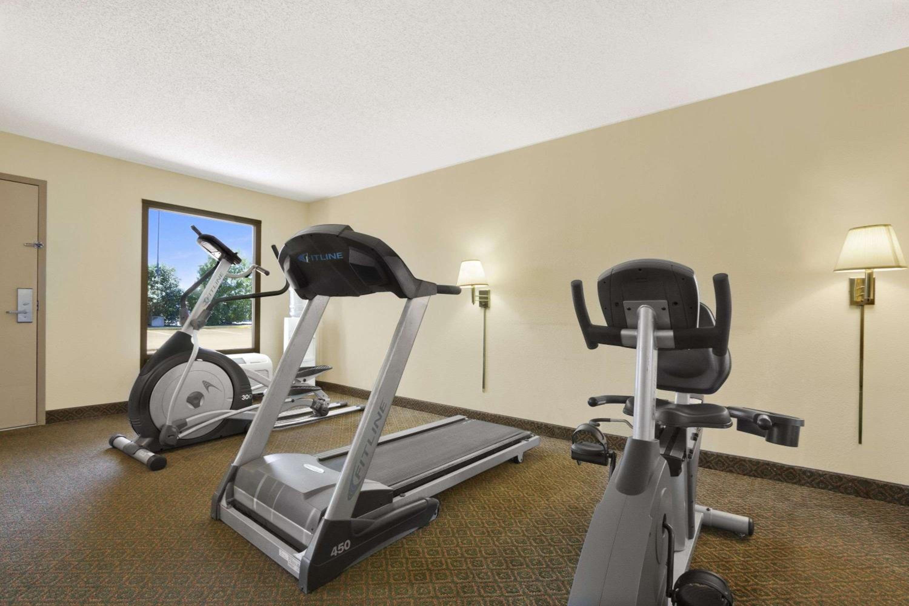 Super 8 by Wyndham Oxford view 4