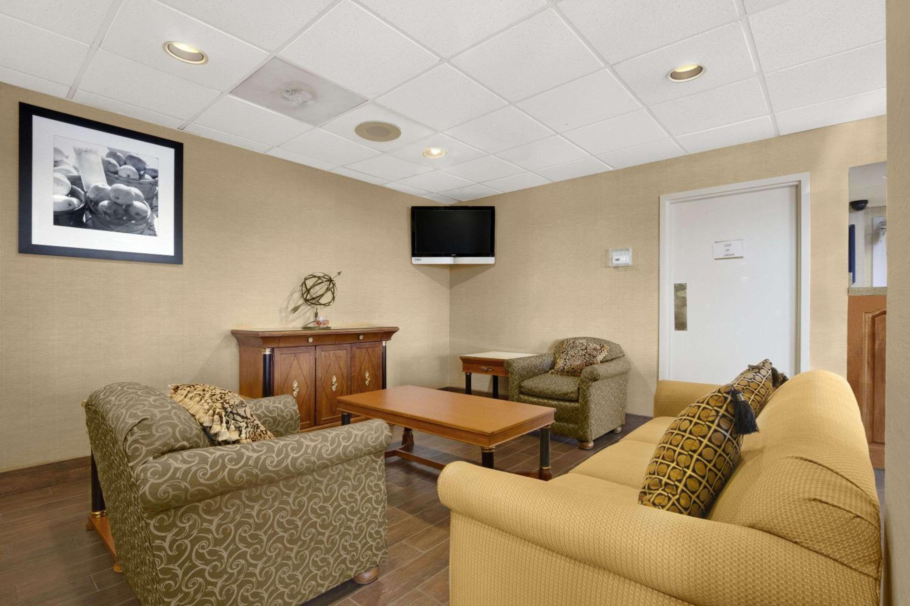 Super 8 by Wyndham Oxford view 2