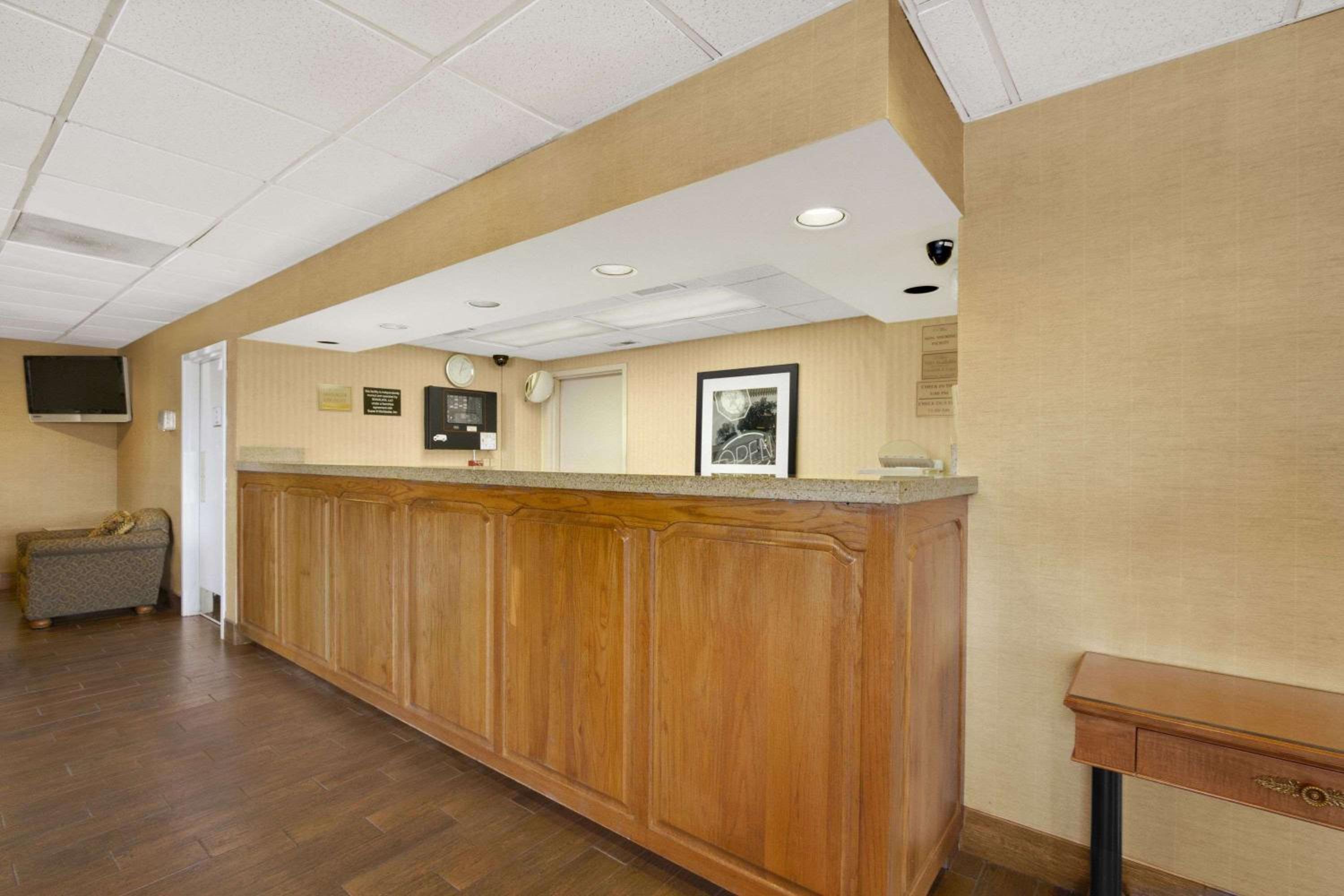 Super 8 by Wyndham Oxford view 3