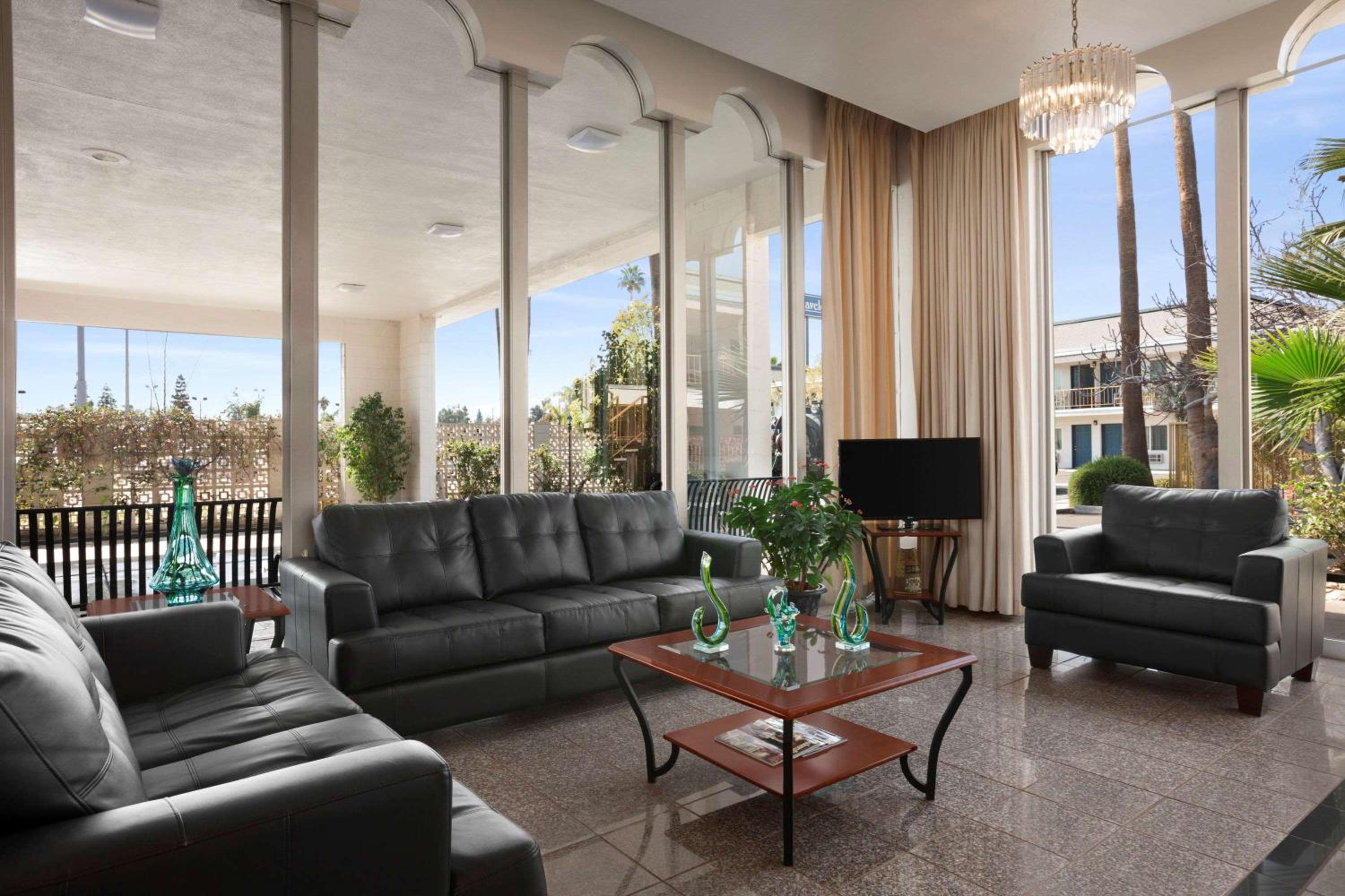 Travelodge by Wyndham Bakersfield view 4