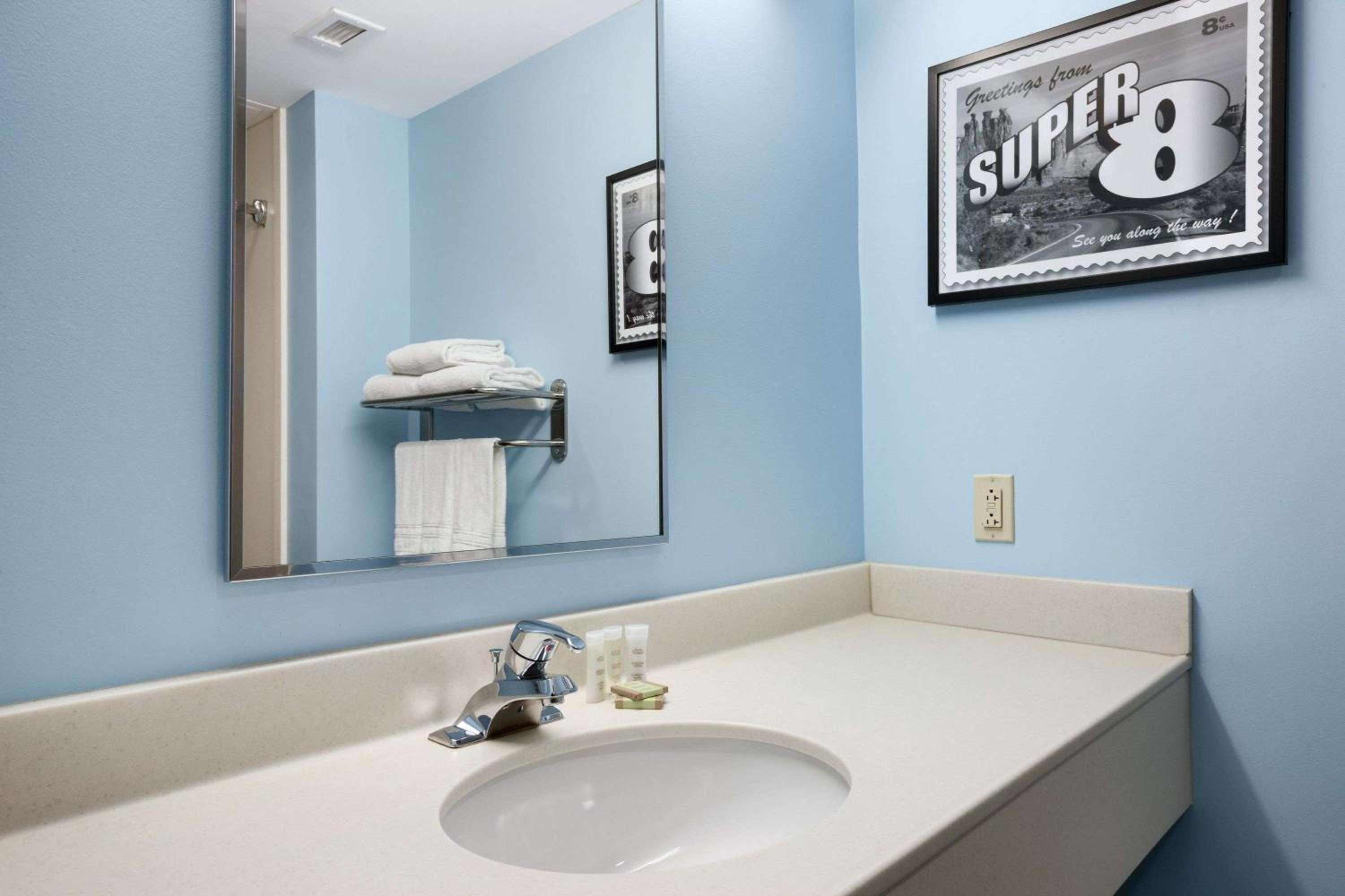 Super 8 by Wyndham Pennsville/Wilmington view 4
