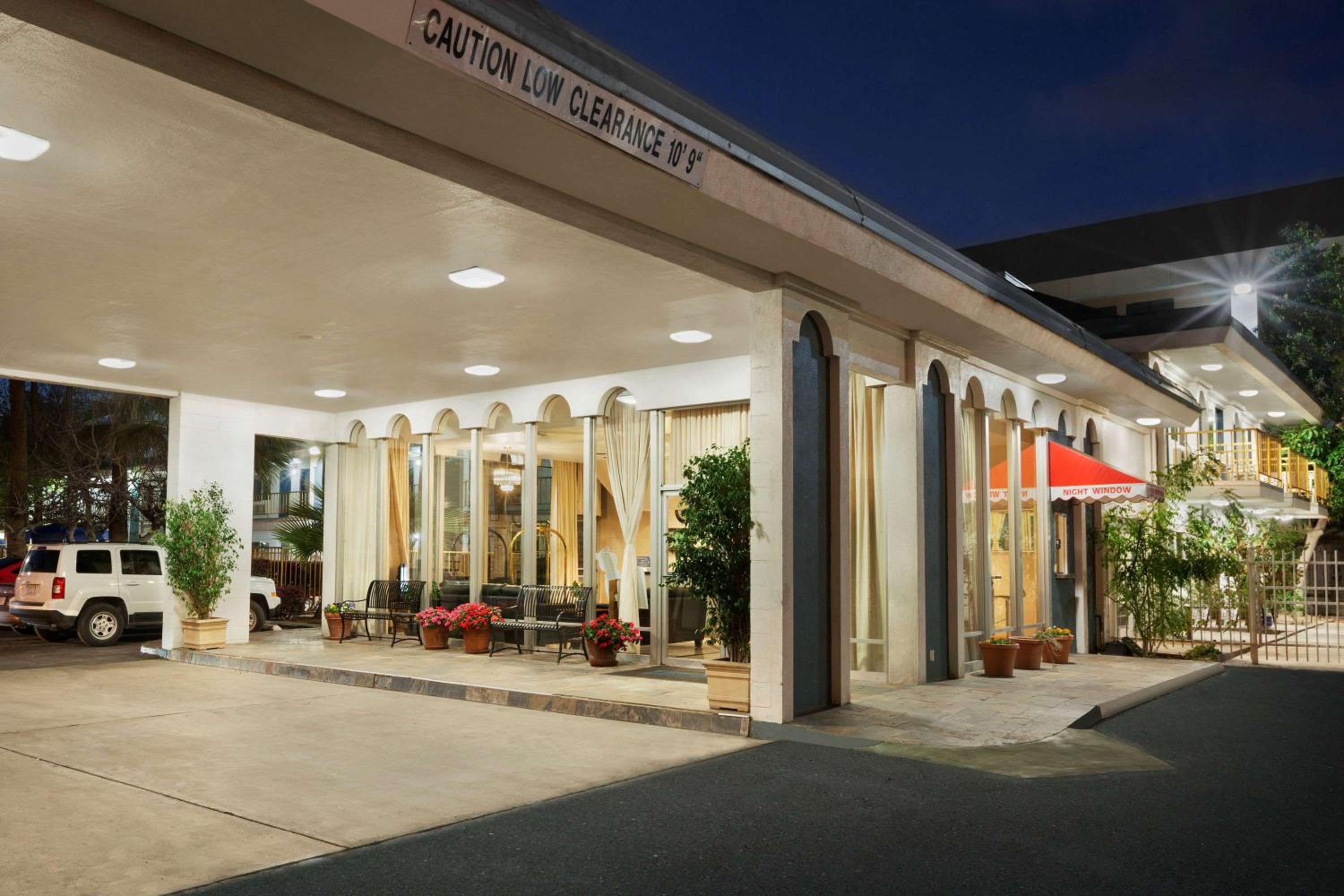 Hotel Travelodge by Wyndham Bakersfield - Image 1