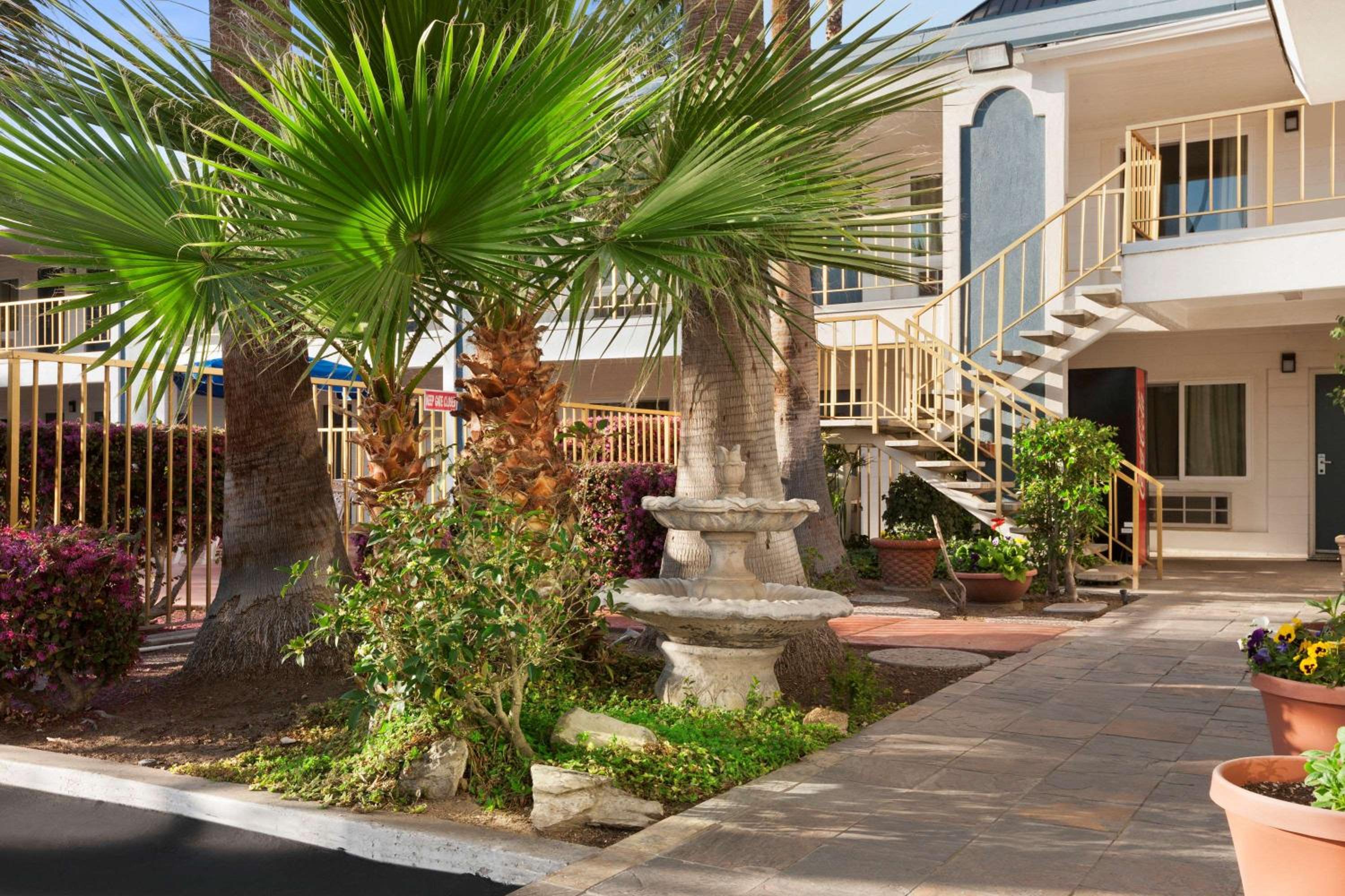 Travelodge by Wyndham Bakersfield view 3