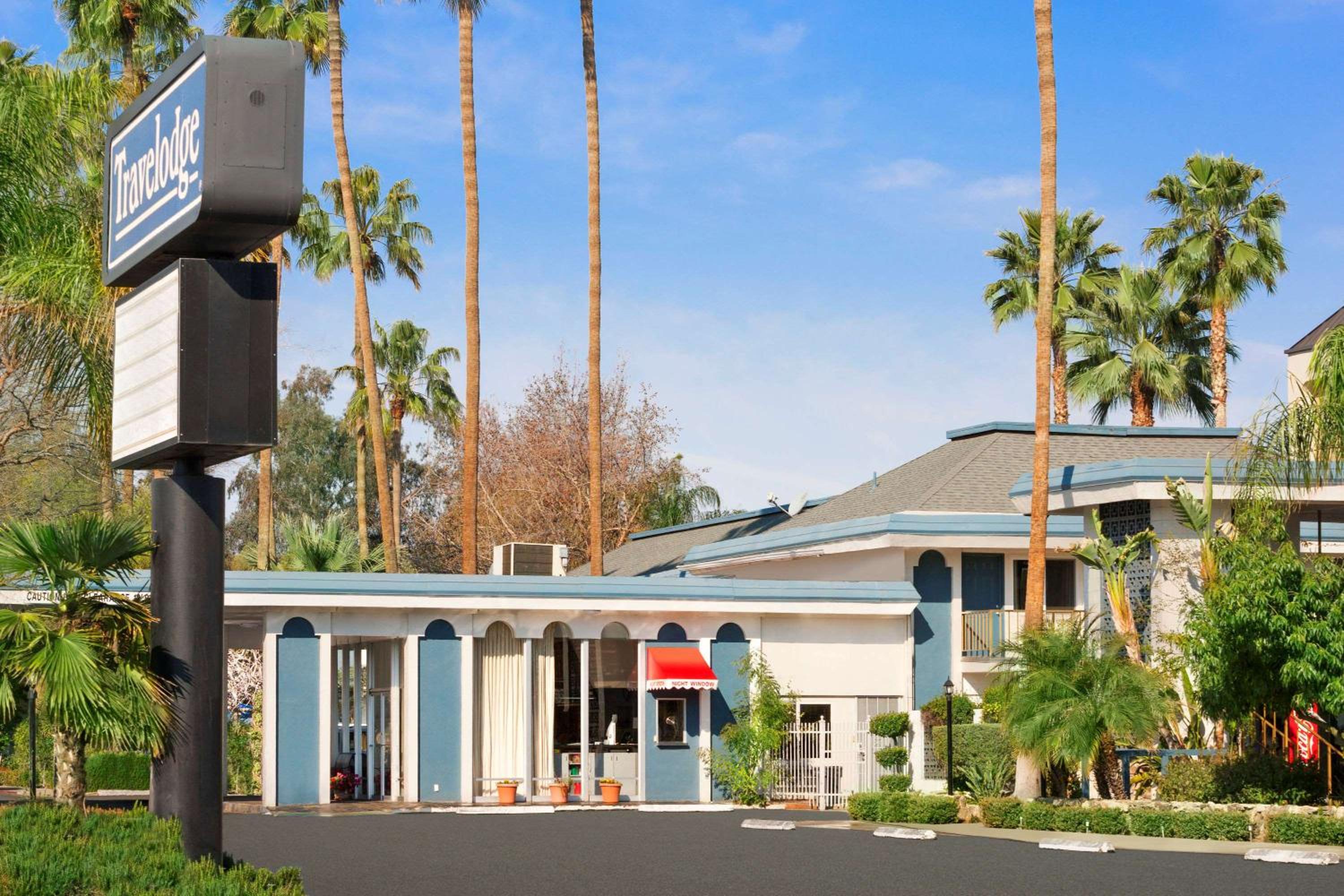 Travelodge by Wyndham Bakersfield view 2